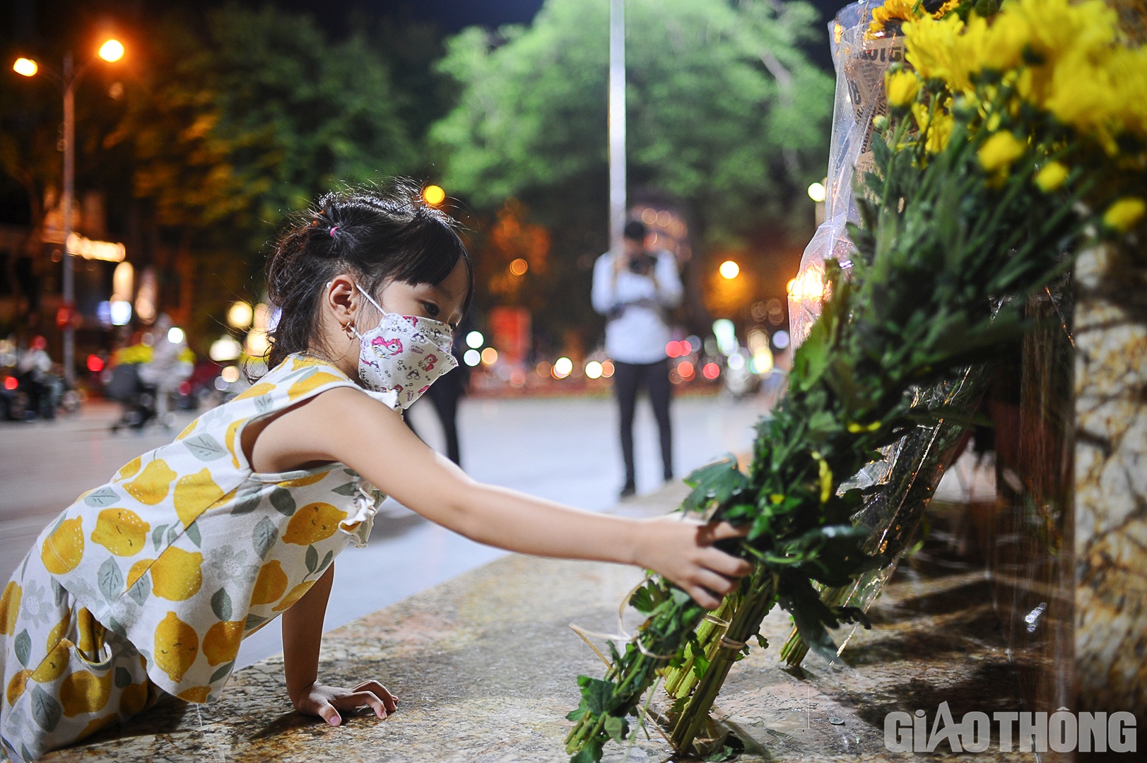 Nhiều em nhỏ được gia đ&igrave;nh đưa đến đ&acirc;y đặt hoa tưởng niệm.