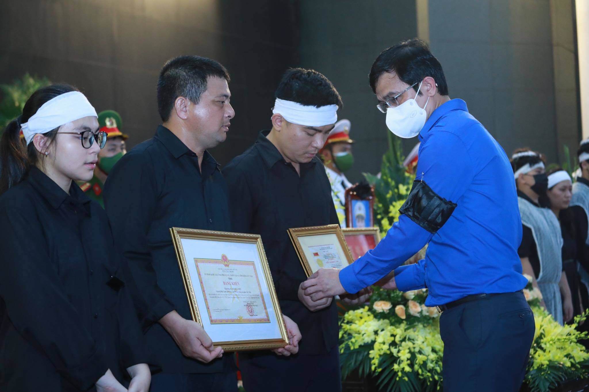 Anh B&ugrave;i Quang Huy, B&iacute; thư thường trực Trung ương Đo&agrave;n trao tặng Huy hiệu "Tuổi trẻ dũng cảm" của Trung ương Đo&agrave;n TNCS Hồ Ch&iacute; Minh cho đại diện gia đ&igrave;nh Thượng &uacute;y Đỗ Đức Việt, Hạ sĩ Nguyễn Đ&igrave;nh Ph&uacute;c.