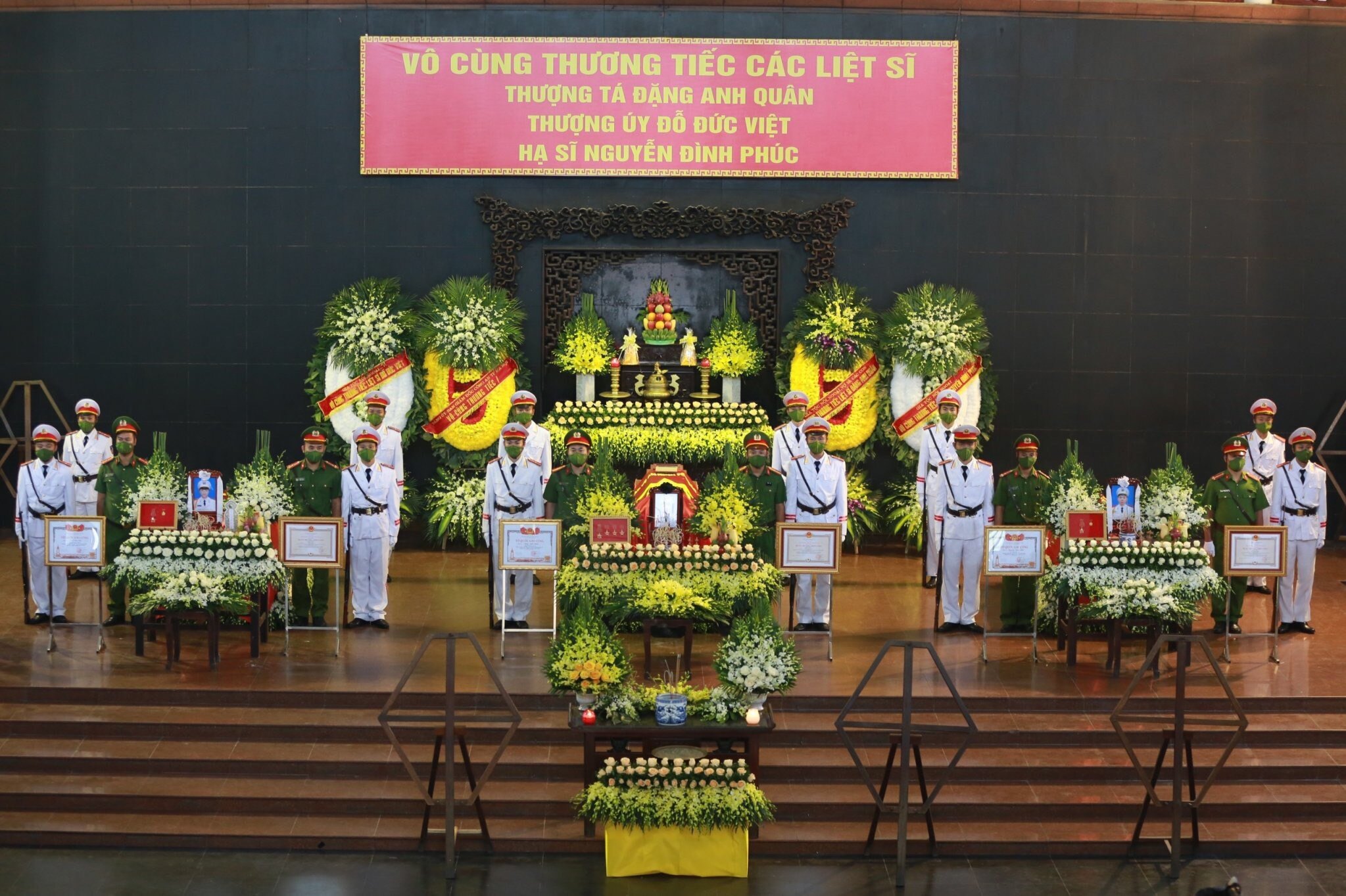 Chiều 5/8, Đảng ủy, Ban Gi&aacute;m đốc C&ocirc;ng an TP H&agrave; Nội tổ chức trọng thể lễ tang theo nghi thức của lực lượng CAND đối với 3 liệt sỹ cảnh s&aacute;t ph&ograve;ng ch&aacute;y, chữa ch&aacute;y v&agrave; cứu nạn, cứu hộ (PCCC&CNCH) hy sinh trong khi l&agrave;m nhiệm vụ tại Nh&agrave; tang lễ số 5 Trần Th&aacute;nh T&ocirc;ng, H&agrave; Nội.