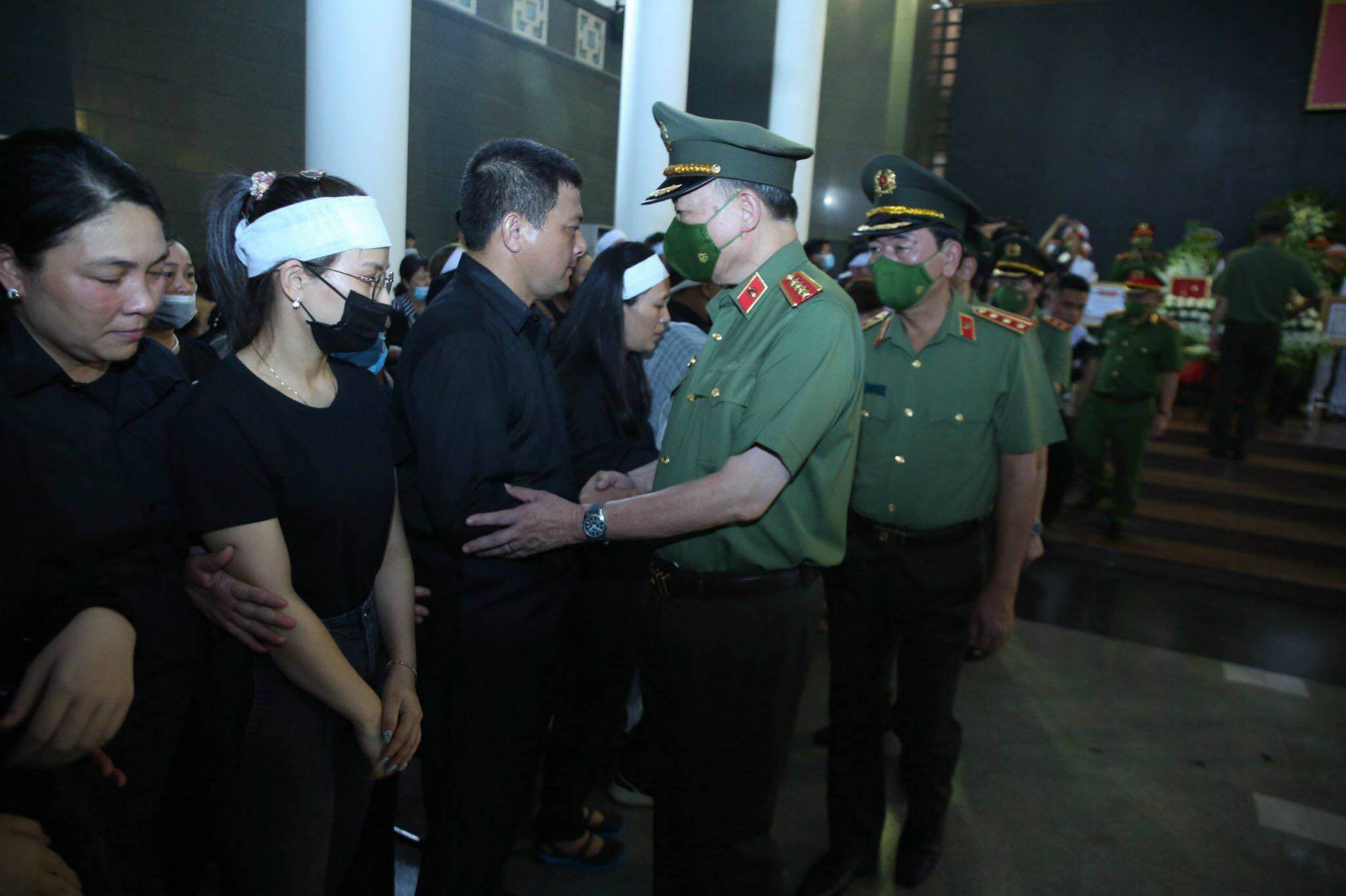 Đại tướng T&ocirc; L&acirc;m chia sẻ với c&aacute;c th&acirc;n nh&acirc;n của 3 liệt sỹ.