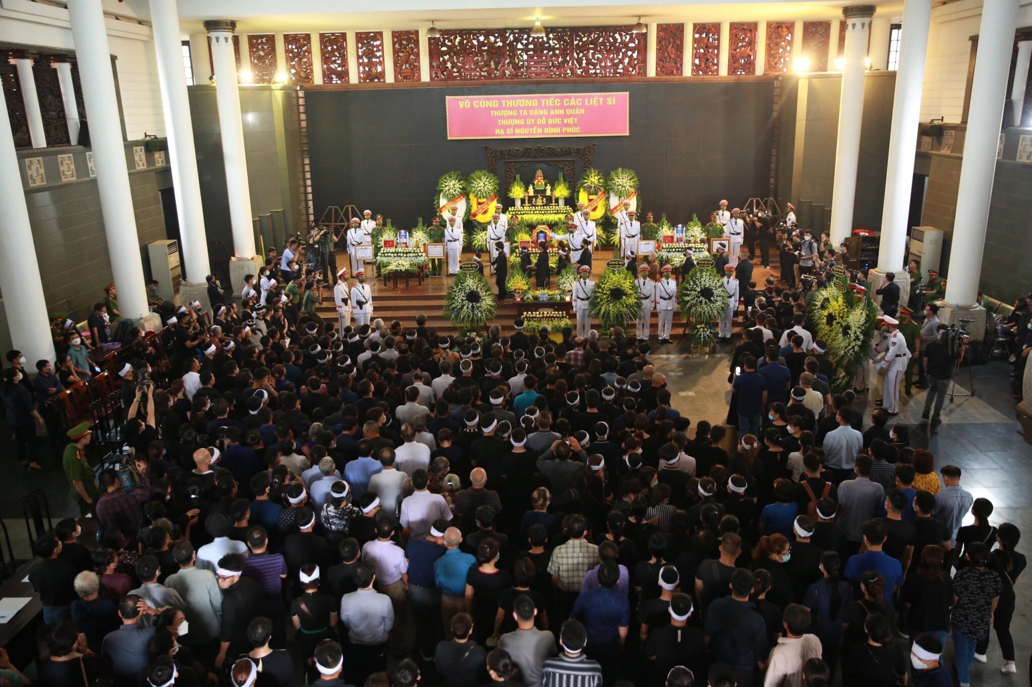 Đ&ocirc;ng đảo người th&acirc;n của 3 liệt sỹ đến dự tang lễ.