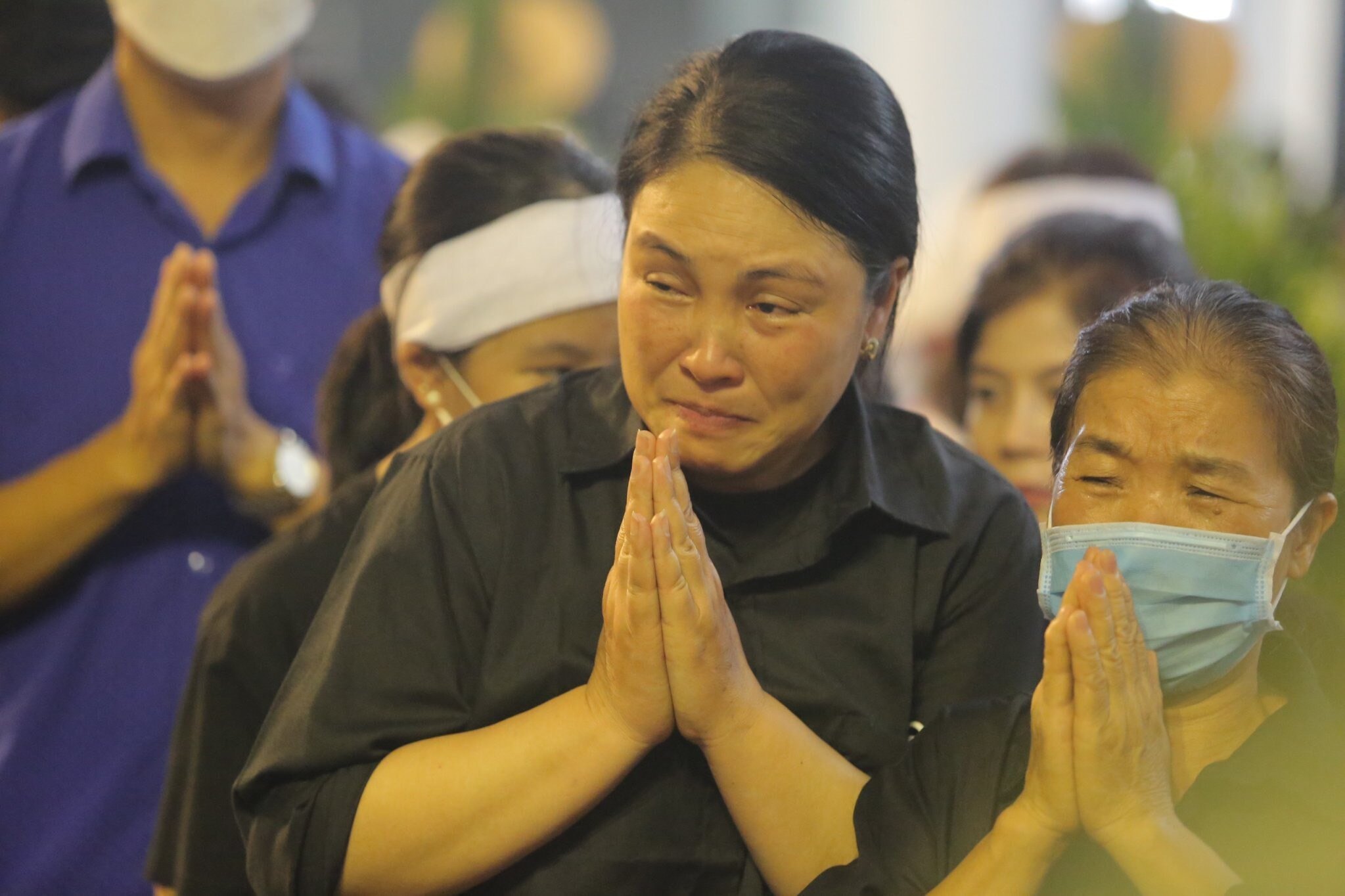 Rất nhiều người kh&ocirc;ng cầm được nước mắt v&igrave; x&uacute;c động.