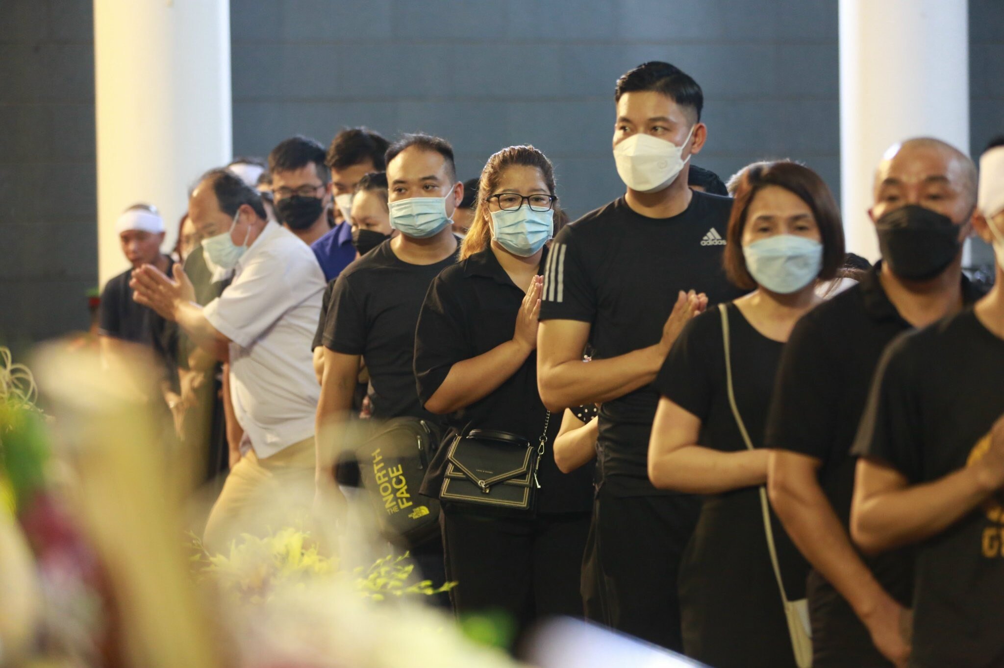 D&ograve;ng người đi qua linh cữu của 3 liệt sỹ để tiễn biệt c&aacute;c anh lần cuối.