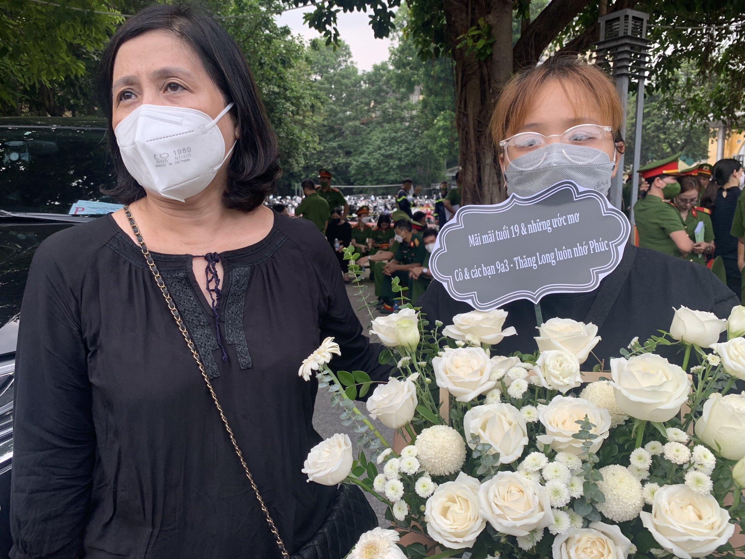 Cô Thu Mai, giáo viên chủ nhiệm cấp 2 của liệt sỹ Nguyễn Đ&igrave;nh Phúc v&agrave; bạn b&egrave; của liệt sĩ đến viếng tại nhà tang lễ Quốc gia.
"Phúc ngày xưa hiền lắm, ngoan lắm và có phần nhút nhát. Trong số các con của tôi thì Phúc chẳng có gì nổi bật đâu. Nhưng con rất nhiệt tình và là 1 trong 4 đứa đầu tiên về báo tin cho cô khi đậu cấp 3", cô Thu nghẹn ngào n&oacute;i.

Khi được hỏi về cảm xúc của cô khi biết tin Phúc hy sinh khi làm nhiệm vụ, cô Thu bật khóc thành tiếng "Tôi quá bất ngờ. Tôi cứ ngỡ Phúc đang học đại học sao lại hy sinh. Khi biết rằng em "gác bút nghiên" để thực hiện nhiệm vụ cao cả với Tổ quốc trước, tôi tự hào lắm. Tự hào vì tôi đã từng là người chỉ dạy cho em"