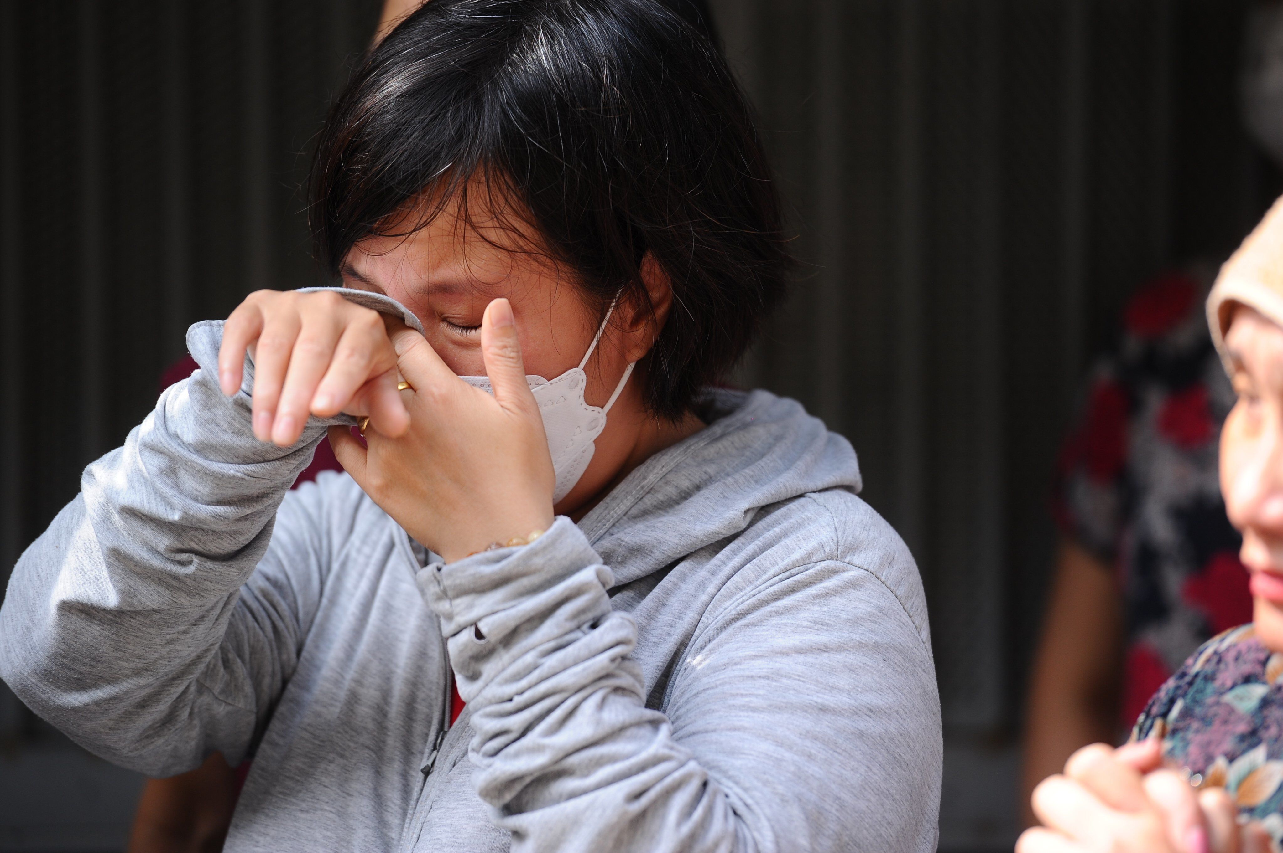 Nhiều người đ&atilde; kh&ocirc;ng cầm được nước mắt.