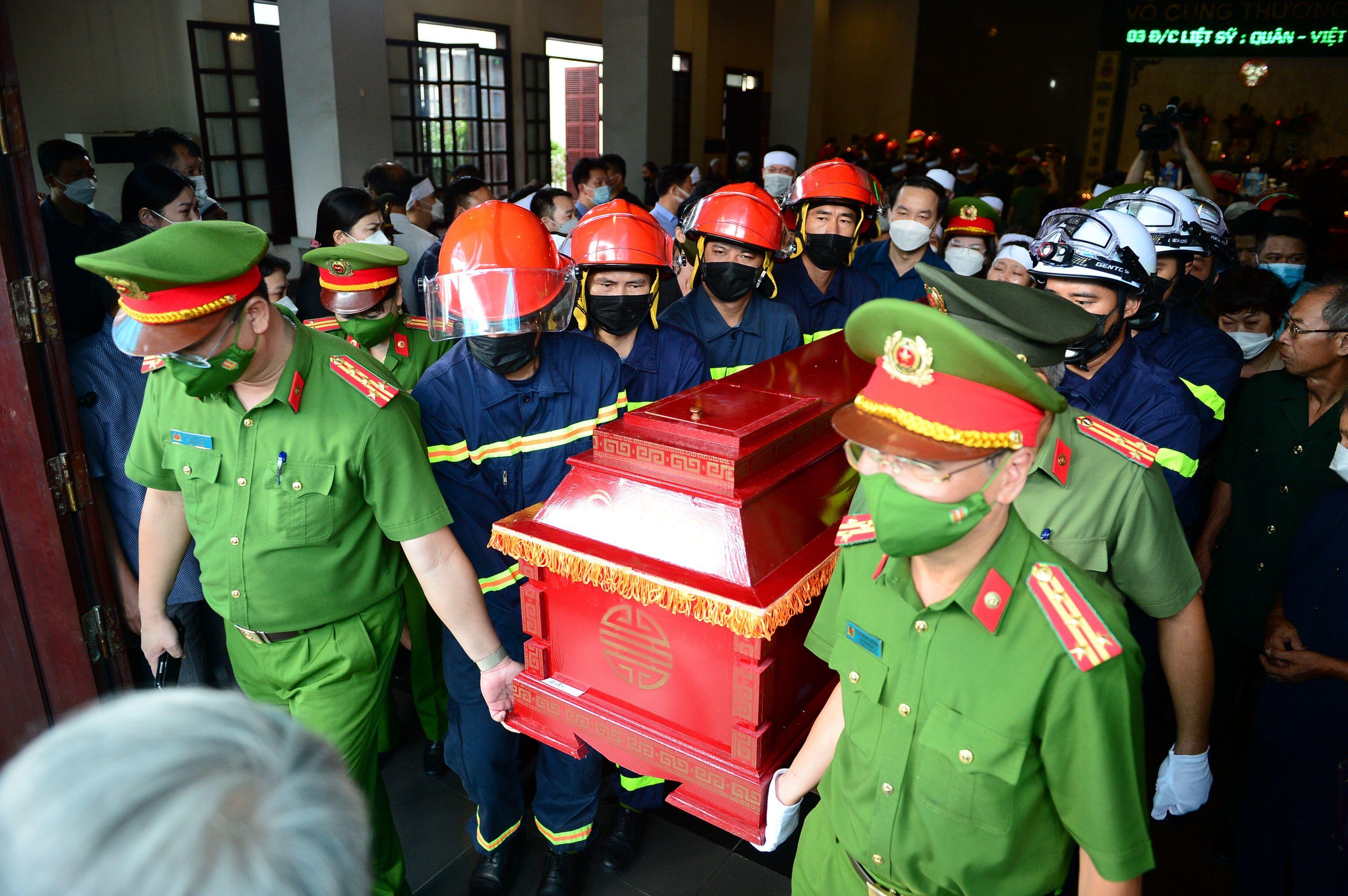 S&aacute;ng nay, thi h&agrave;i c&aacute;c liệt sỹ được đưa từ Bệnh viện 19-8 về qua nh&agrave; ri&ecirc;ng, sau đ&oacute; đến Nh&agrave; tang lễ Quốc gia, số 5 Trần Th&aacute;nh T&ocirc;ng.