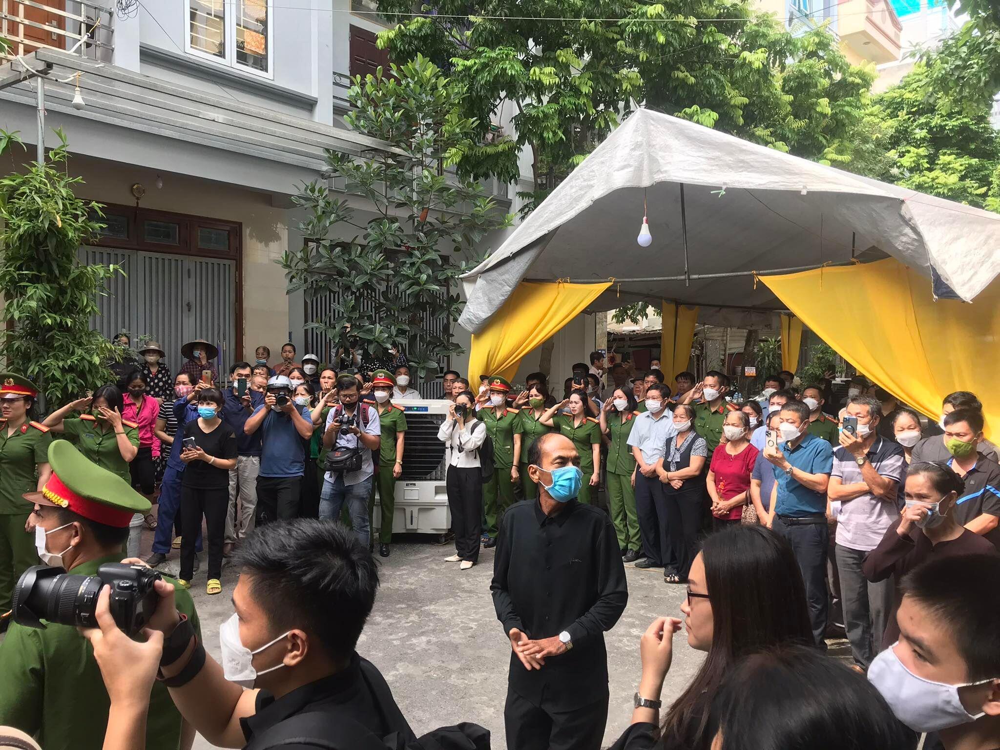 Người th&acirc;n, h&agrave;ng x&oacute;m, đồng đội đến đ&oacute;n di ảnh v&agrave; thi h&agrave;i của liệt sỹ Đỗ Đức Việt.