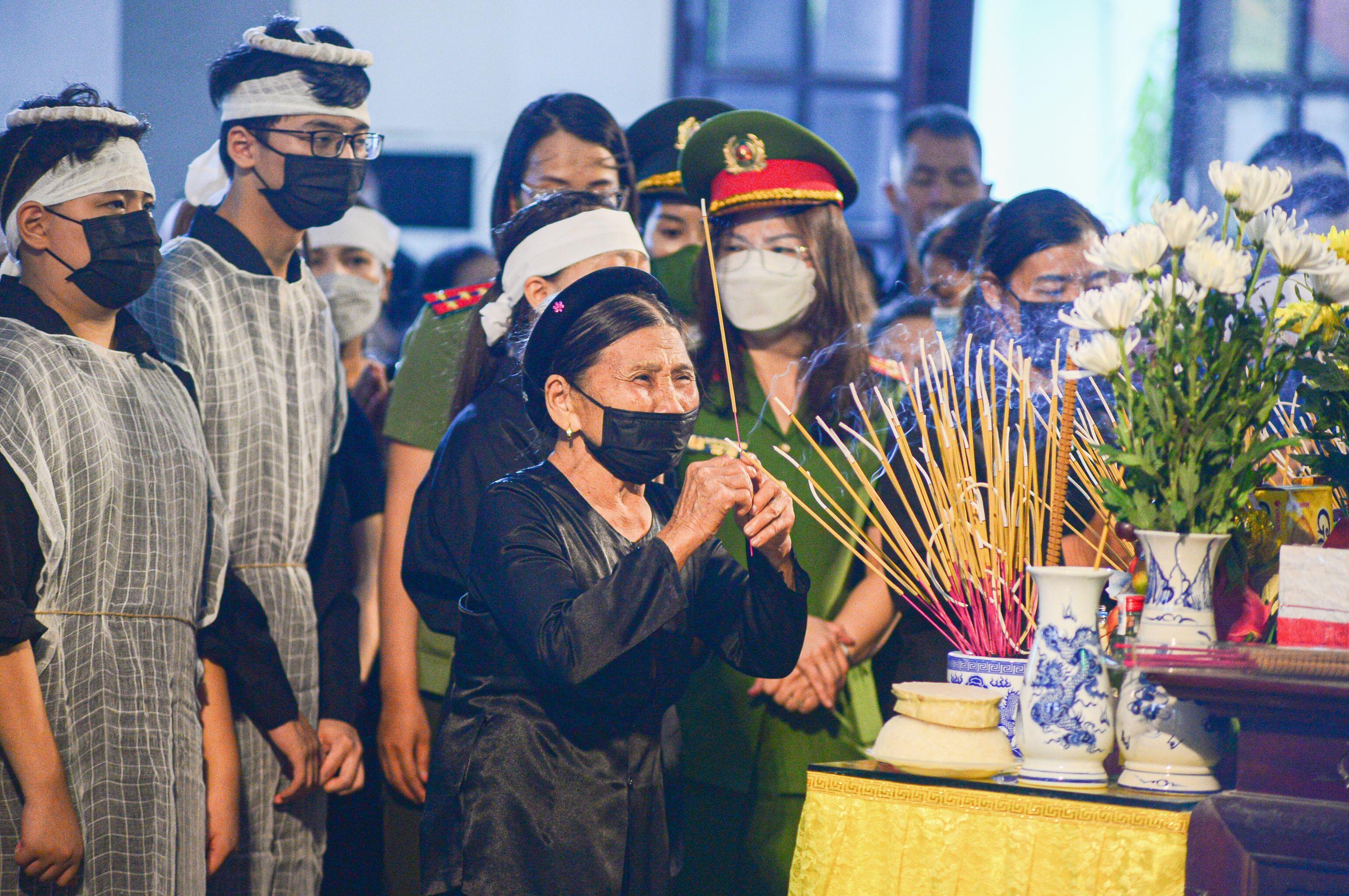 Những n&eacute;n hương được thắp l&ecirc;n để tỏ l&ograve;ng tiếc thương v&ocirc; hạn đối với c&aacute;c c&aacute;n bộ, chiến sỹ đ&atilde; hy sinh.