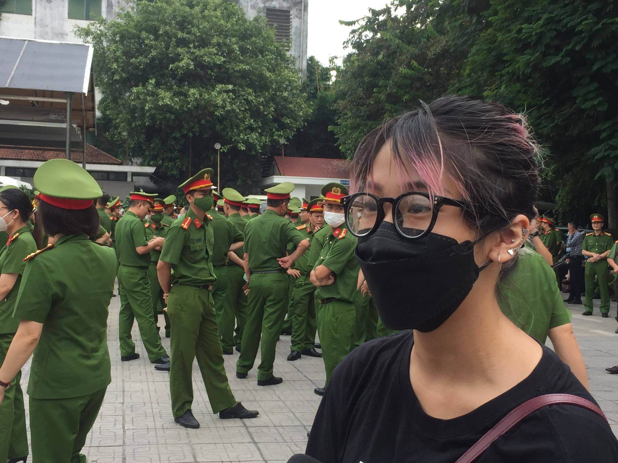 Bạn Quỳnh Anh chia sẻ trong xúc động: "Vì muốn bảo vệ mọi người, bảo vệ gia đình và mẹ của mình nên Phúc chọn nghĩa vụ công an PCCC. Trước ngày Phúc hy sinh 2 ngày, em hỏi Phúc có sợ không khi đi chữa ch&aacute;y li&ecirc;n tục, Phúc trả lời kh&ocirc;ng sợ gì, m&agrave; thấy vui vì được giúp đỡ mọi người".