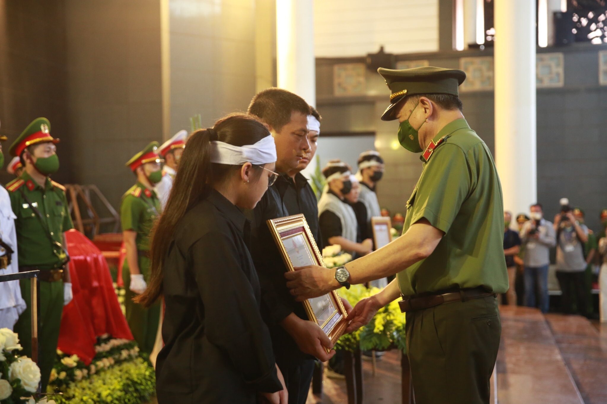 Thay mặt l&atilde;nh đạo Đảng, Nh&agrave; nước, Bộ trưởng T&ocirc; L&acirc;m trao Hu&acirc;n chương Chiến c&ocirc;ng hạng Nhất v&agrave; Bằng "Tổ quốc ghi c&ocirc;ng" tặng th&acirc;n nh&acirc;n 3 liệt sỹ.