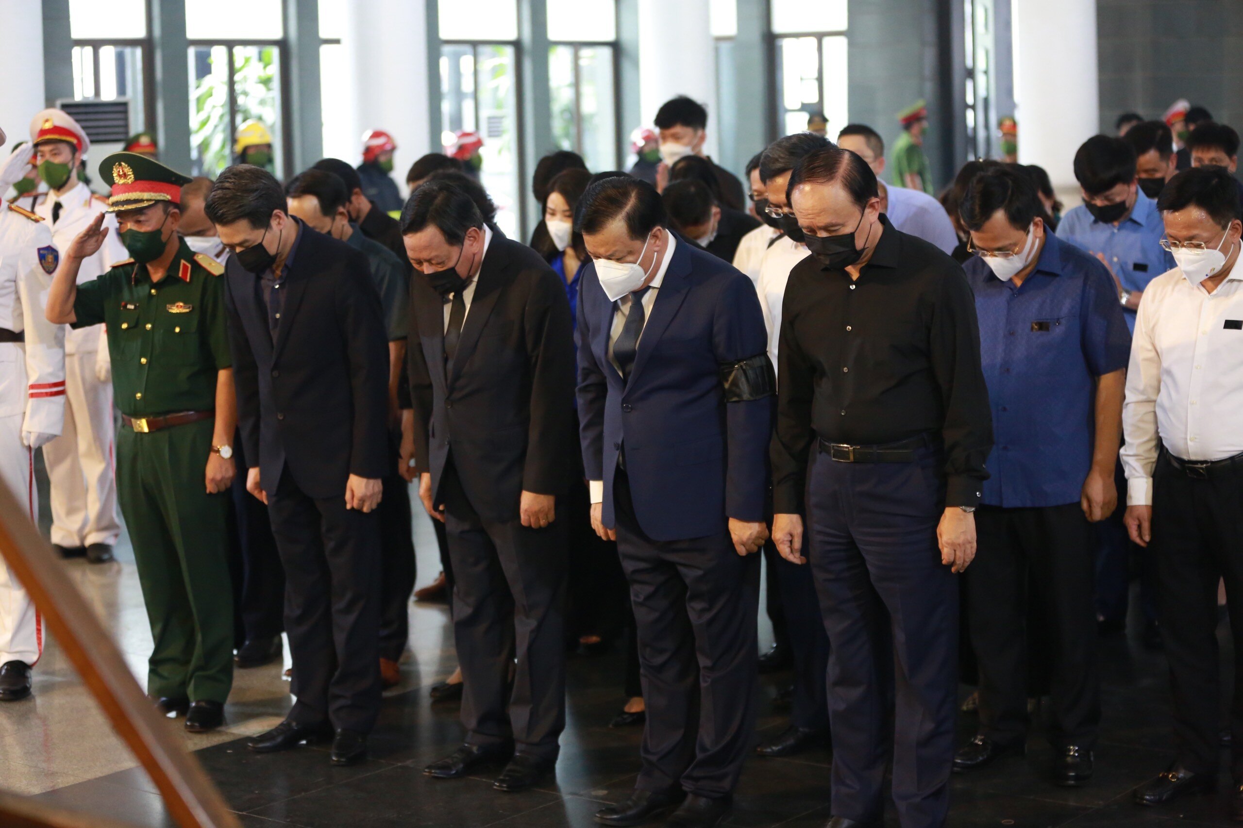 B&iacute; thư Th&agrave;nh ủy H&agrave; Nội Đinh Tiến Dũng v&agrave; c&aacute;c l&atilde;nh đạo HĐND, UBND TP H&agrave; Nội chia buồn với c&aacute;c gia quyến.