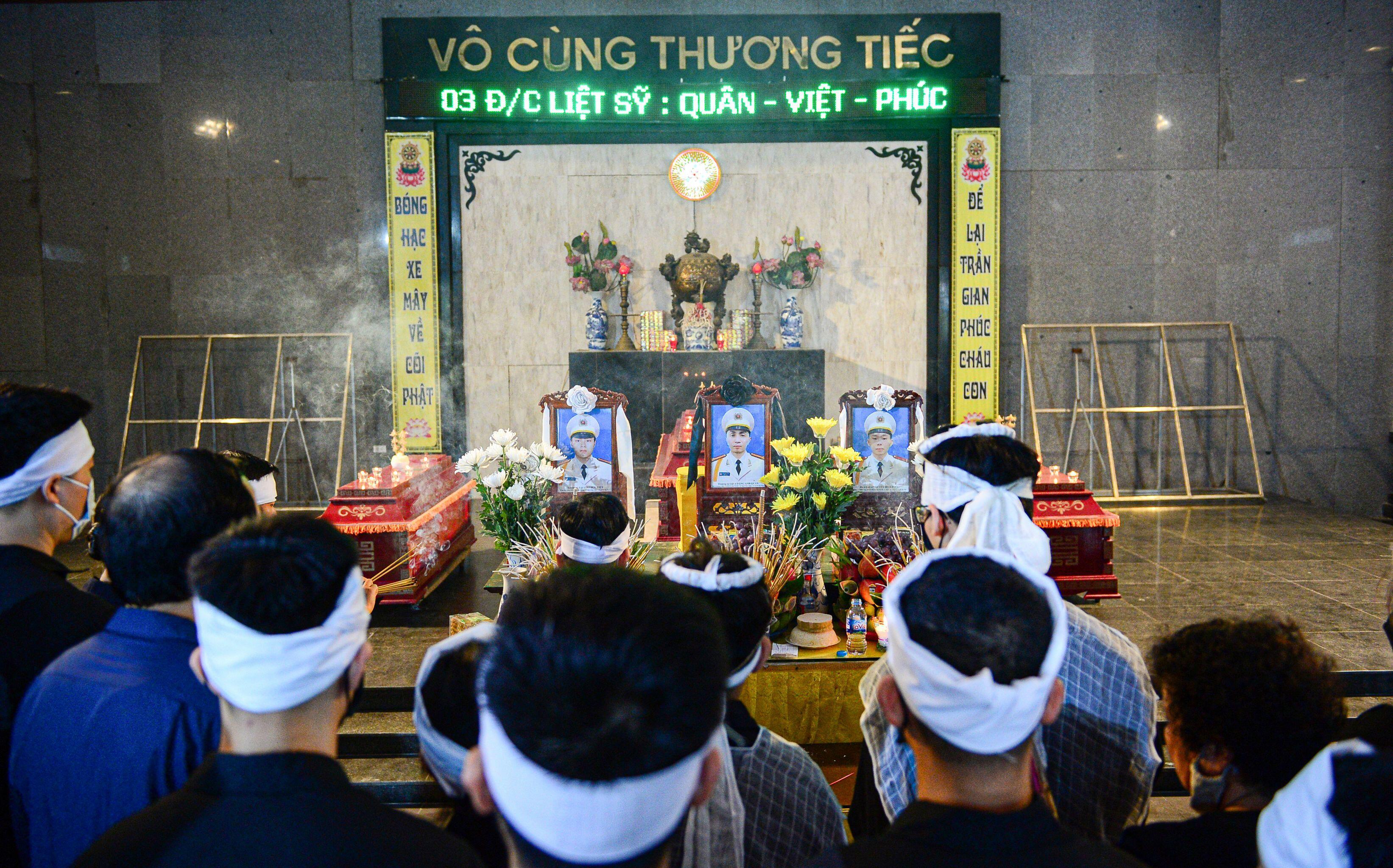 S&aacute;ng 5/8, đồng đội, người th&acirc;n nghẹn ng&agrave;o l&agrave;m lễ nhập quan, di quan 3 c&aacute;n bộ, chiến sĩ cảnh s&aacute;t PCCC đ&atilde; anh dũng hy sinh khi chữa ch&aacute;y, cứu người tại qu&aacute;n karaoke ở Quan Hoa, Cầu Giấy ng&agrave;y 1/8.