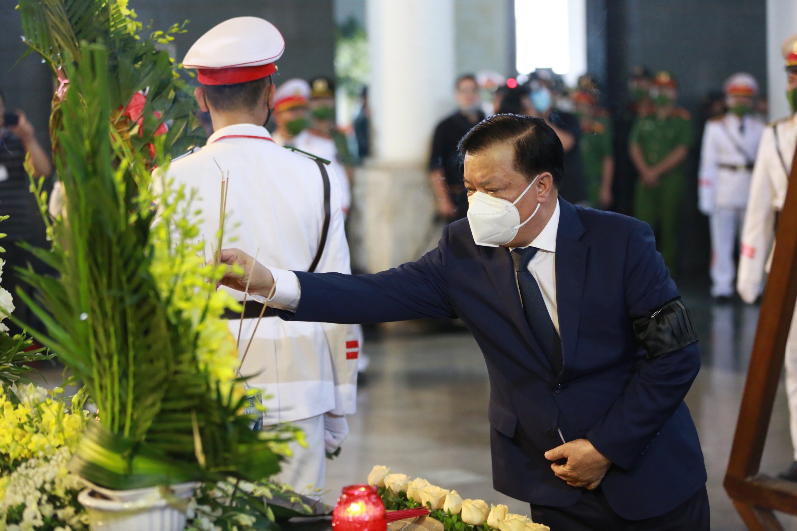 B&iacute; thư Th&agrave;nh ủy H&agrave; Nội Đinh Tiến Dũng thắp hương trước anh linh của 3 liệt sỹ hy sinh khi l&agrave;m nhiệm vụ chữa ch&aacute;y tại phường Quan Hoa, quận Cầu Giấy, TP H&agrave; Nội.