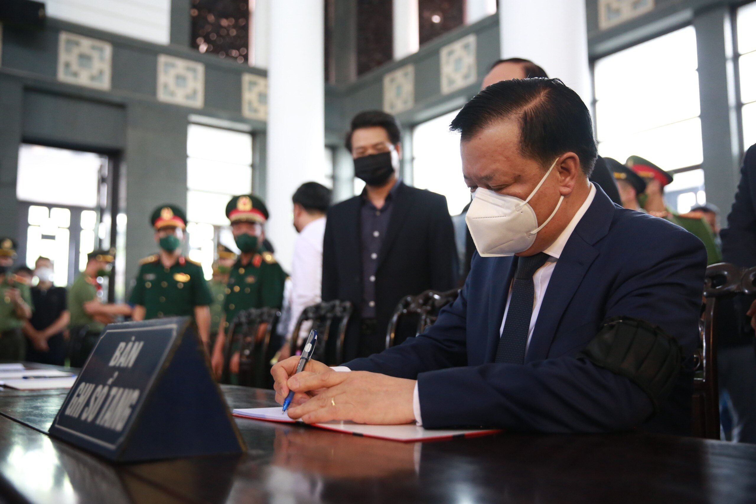 B&iacute; thư Th&agrave;nh ủy H&agrave; Nội Đinh Tiến Dũng ghi sổ tang chia buồn với gia đ&igrave;nh 3 liệt sỹ anh dũng hy sinh.