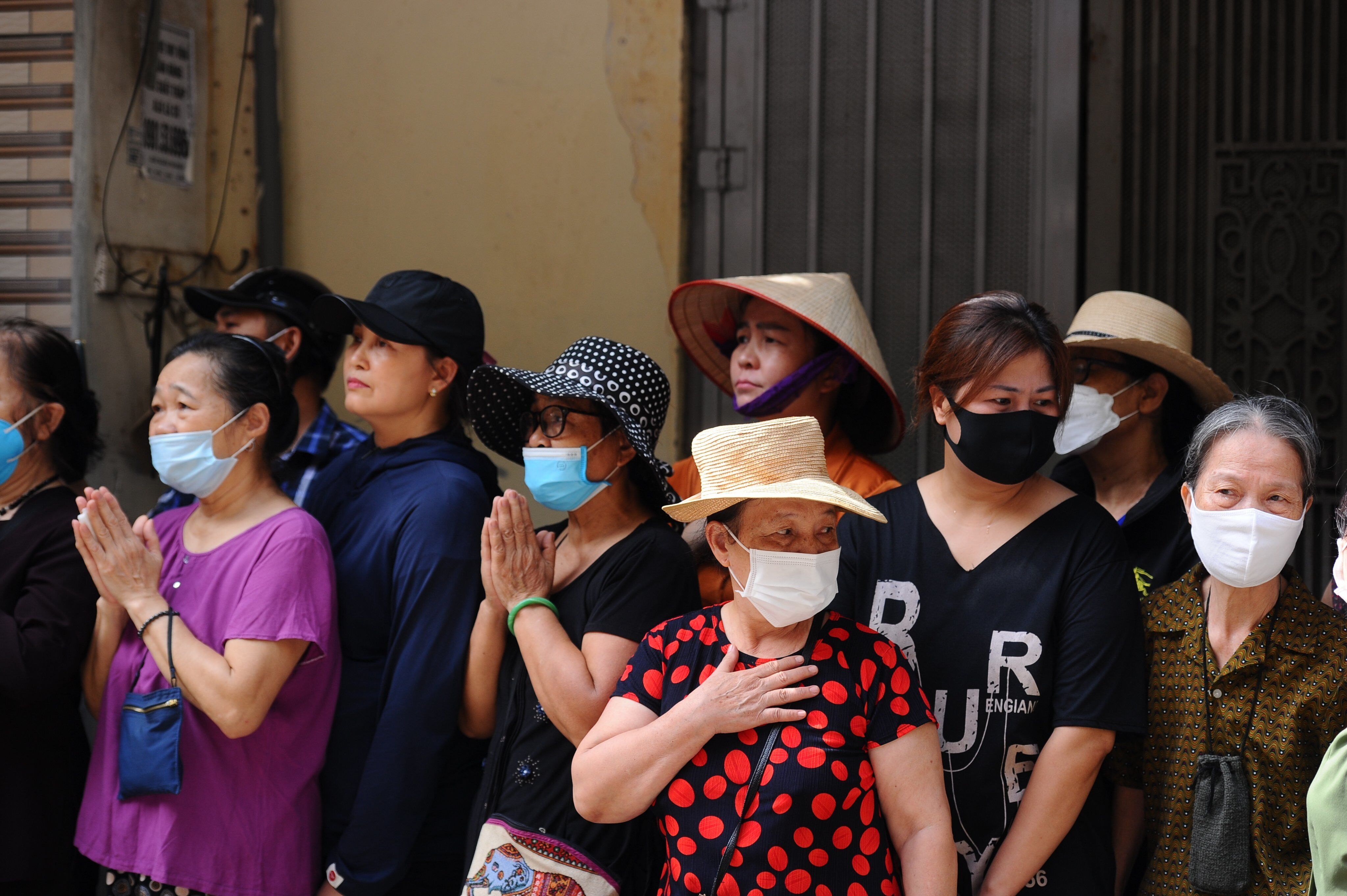 Đ&ocirc;ng đảo người th&acirc;n, h&agrave;ng x&oacute;m ng&oacute;ng tr&ocirc;ng về ph&iacute;a thi h&agrave;i, di ảnh liệt sỹ Ph&uacute;c với niềm tiếc thương v&ocirc; hạn.