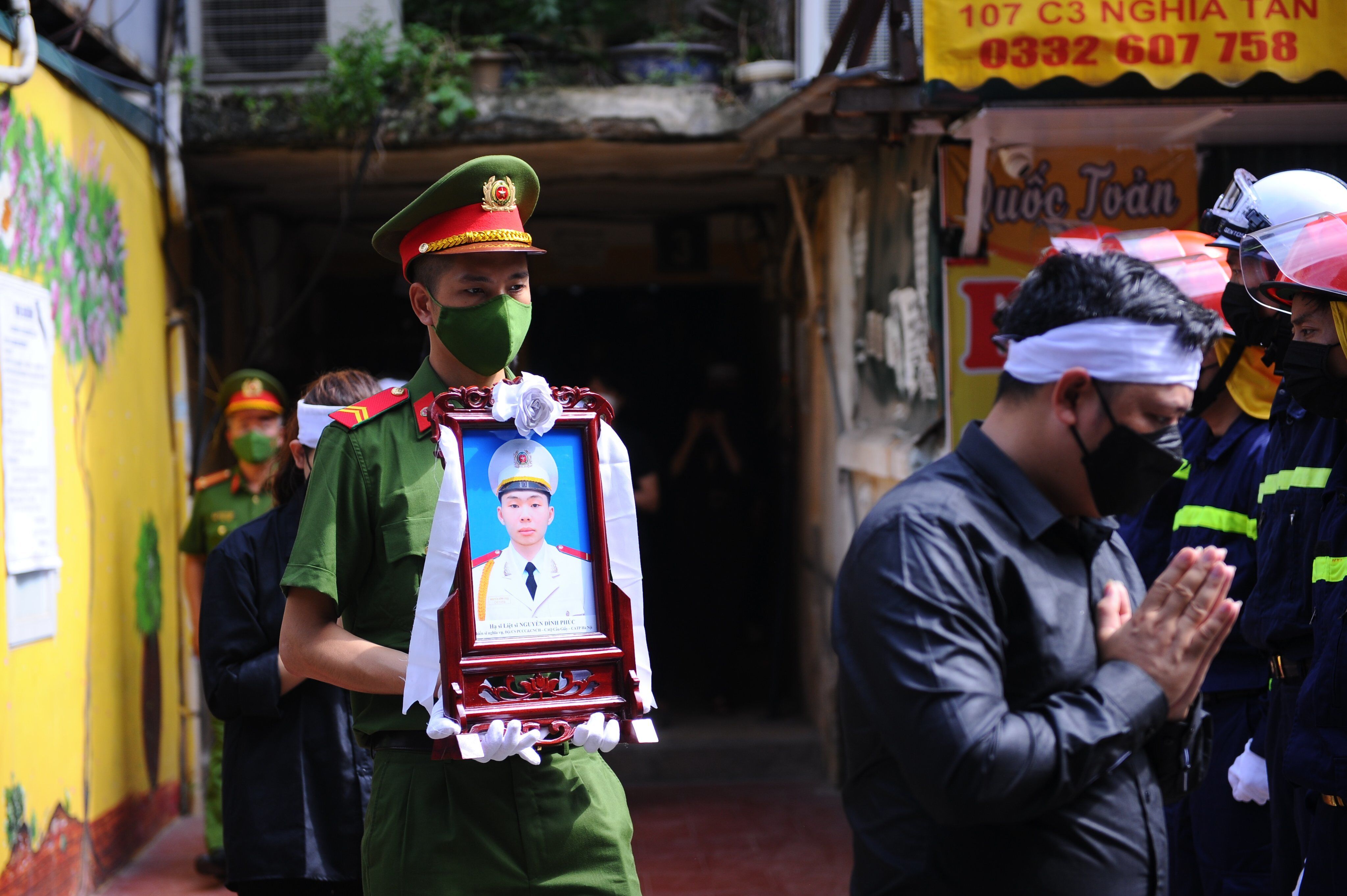 Di ảnh của liệt sỹ Nguyễn Đ&igrave;nh Ph&uacute;c được đưa về qua nh&agrave; ri&ecirc;ng ở khu tập thể Nghĩa T&acirc;n (phường Nghĩa T&acirc;n, quận Cầu Giấy, TP H&agrave; Nội)