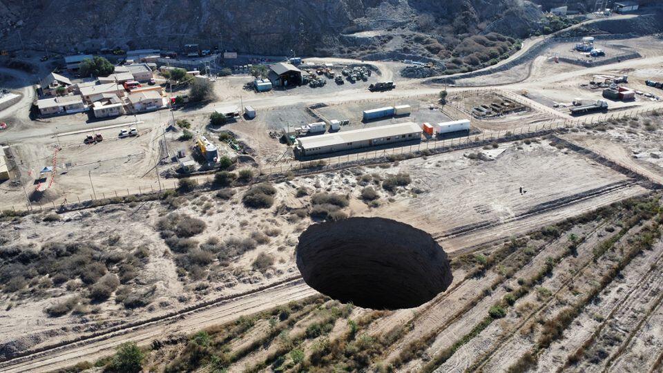 Hố sụt b&iacute; ẩn xuất hiện gần mỏ đồng Alcaparrosa do c&ocirc;ng ty Canada Lundin Mining vận h&agrave;nh, c&aacute;ch thủ đ&ocirc; Santiago của Chile khoảng 665km, từ ng&agrave;y 30/7.