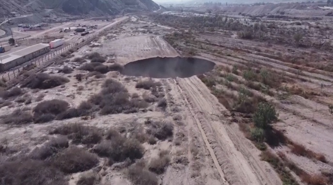 Để đảm bảo an to&agrave;n, cơ quan quản l&yacute; đ&atilde; đ&oacute;ng cửa khu vực từ lối v&agrave;o tới khu l&agrave;m việc của mỏ đồng Alcaparrosa - c&aacute;c địa điểm gần hố sụt v&agrave; y&ecirc;u cầu tạm ngừng to&agrave;n bộ hoạt động lao động.