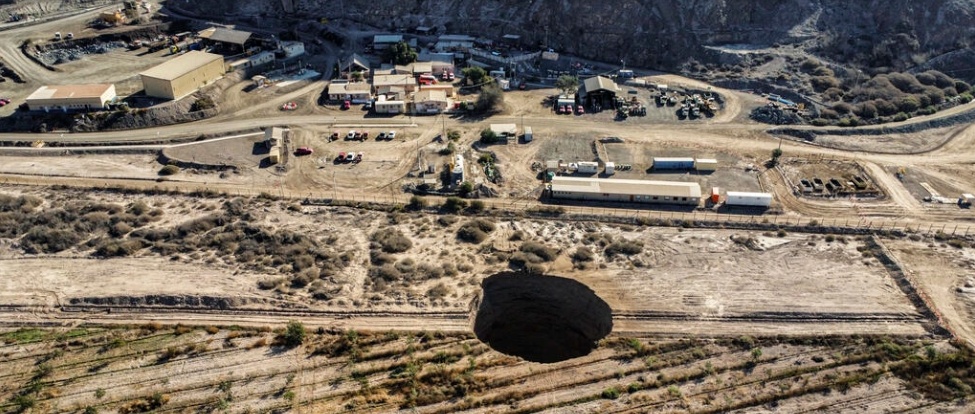 C&ocirc;ng ty Sernageomin cho biết đ&atilde; sử dụng m&aacute;y bơm nước tại mỏ đồng v&agrave; sẽ ph&acirc;n t&iacute;ch cấu tr&uacute;c dưới l&ograve;ng đất của mỏ đồng để ph&acirc;n t&iacute;ch khả năng khai th&aacute;c qu&aacute; mức dưới l&ograve;ng đất dẫn đến sụt l&uacute;n.