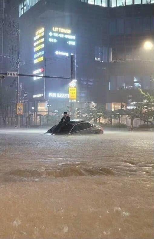 Thủ đ&ocirc; Seoul v&agrave; c&aacute;c khu vực l&acirc;n cận đ&atilde; chịu mưa lớn kỷ lục từ tối 8/8 đến s&aacute;ng 9/8.