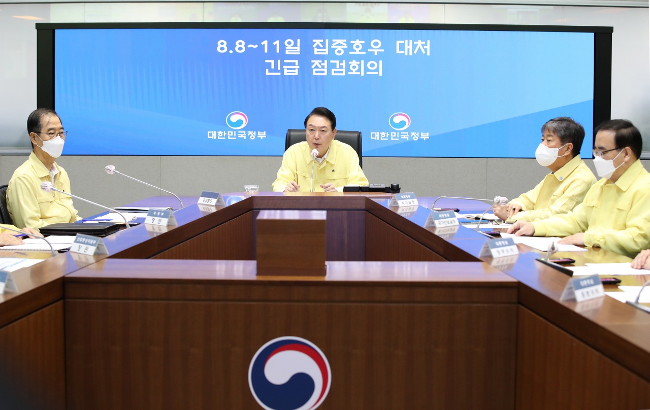 S&aacute;ng 9/8, Tổng thống H&agrave;n Quốc Yoon Suk-yeol đ&atilde; chủ tr&igrave; cuộc họp khẩn cấp để ứng ph&oacute; với mưa ngập lớn nhất trong 80 năm qua, khiến 7 người thiệt mạng v&agrave; 6 người kh&aacute;c mất t&iacute;ch. 
&Ocirc;ng Yoon đ&atilde; phải hủy lịch họp Nội c&aacute;c để gi&aacute;m s&aacute;t t&igrave;nh h&igrave;nh khẩn cấp n&agrave;y. Cuộc họp được tổ chức b&ecirc;n trong ph&ograve;ng t&igrave;nh huống ứng ph&oacute; thảm họa thuộc khu phức hợp Văn ph&ograve;ng Ch&iacute;nh phủ tại Seoul. Ảnh - Korean Herald