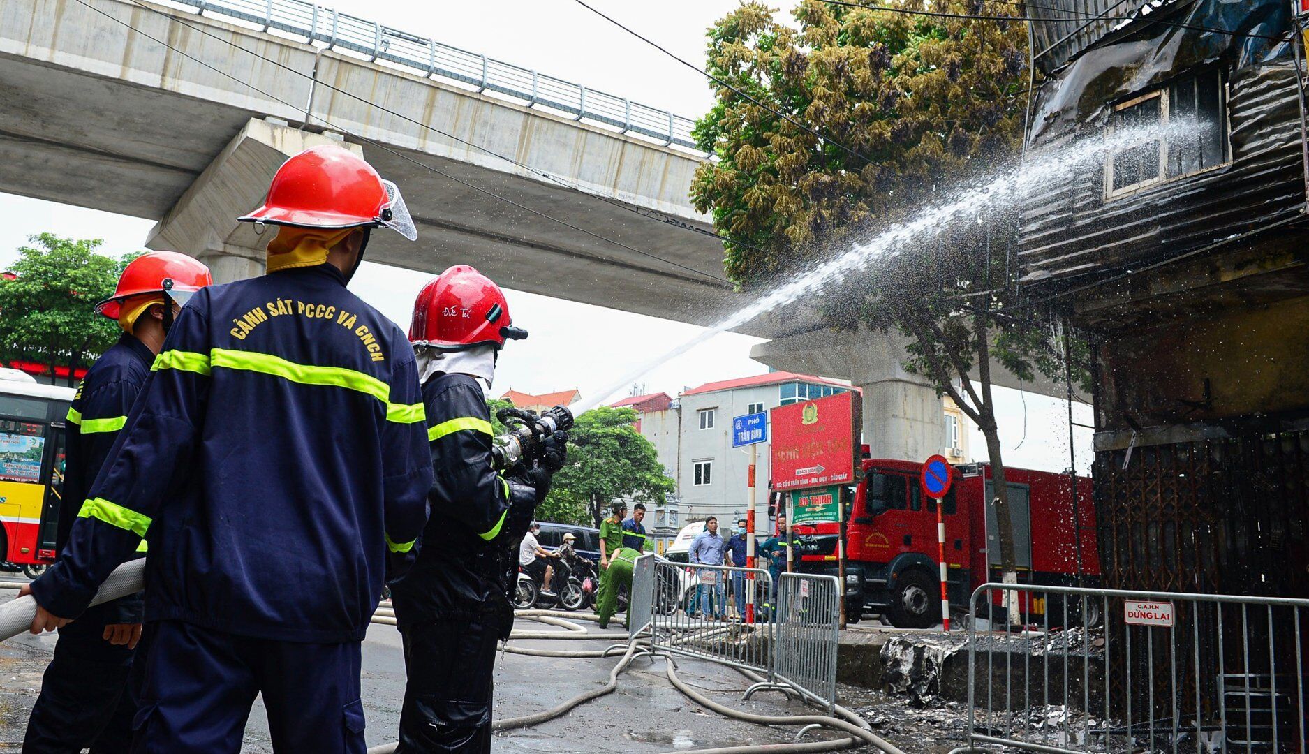Th&ocirc;ng tin từ C&ocirc;ng an phường Mai Dịch, vụ ch&aacute;y kh&ocirc;ng g&acirc;y thiệt hại về người.