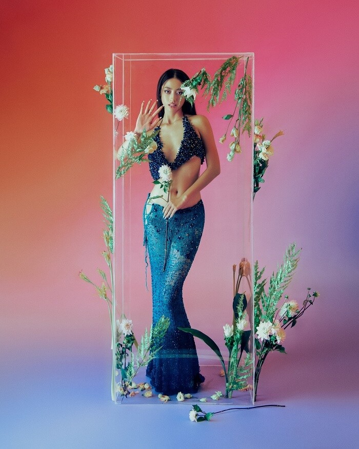 Cô cũng không ngần ngại "bung lụa" với những bộ đồ gợi cảm, khoe vòng eo nhỏ nhắn