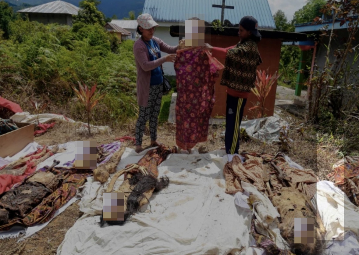 Cứ 3 năm 1 lần, người d&acirc;n Toraja, v&ugrave;ng South Sulawesi, Indonesia lại đ&agrave;o mộ người th&acirc;n đ&atilde; khuất, tắm rửa sạch sẽ, mặc quần &aacute;o cho thi h&agrave;i.