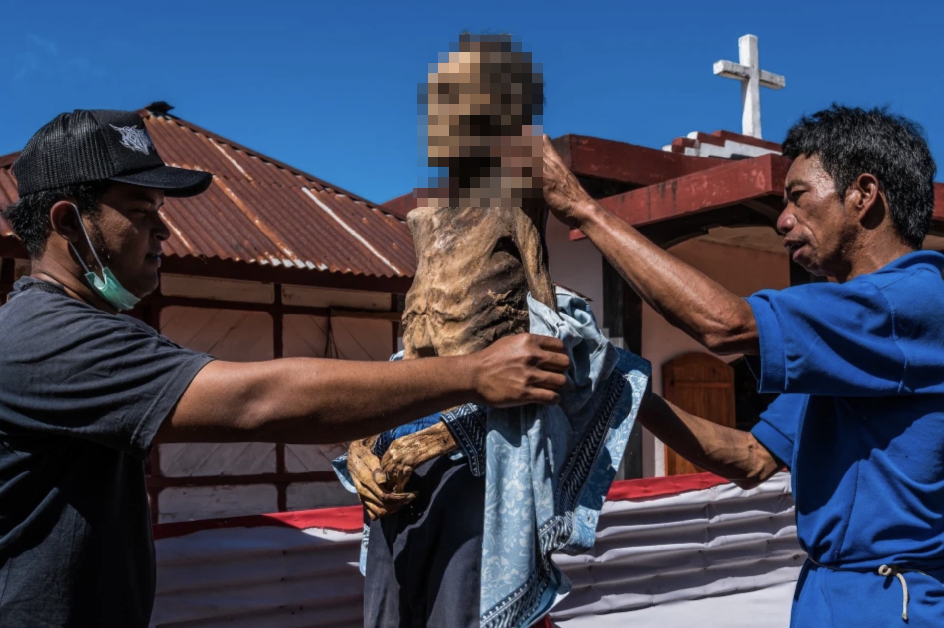 Để tổ chức một buổi lễ trang trọng, nhiều gia đ&igrave;nh c&oacute; thể phải mất nhiều năm tiết kiệm mới đủ kinh ph&iacute; v&agrave; họ c&oacute; thể lưu giữ thi thể người đ&atilde; khuất ở trong nh&agrave; hoặc trong mộ tạm nhiều th&aacute;ng. Trong thời gian đ&oacute;, họ vẫn n&oacute;i chuyện v&agrave; gi&agrave;nh thời gian ăn uống, h&uacute;t thuốc&hellip; với thi h&agrave;i người đ&atilde; khuất.
Người đ&atilde; khuất tại đ&acirc;y sẽ được bảo quản bằng formalin để hạn chế xương cốt bị mục rũa.