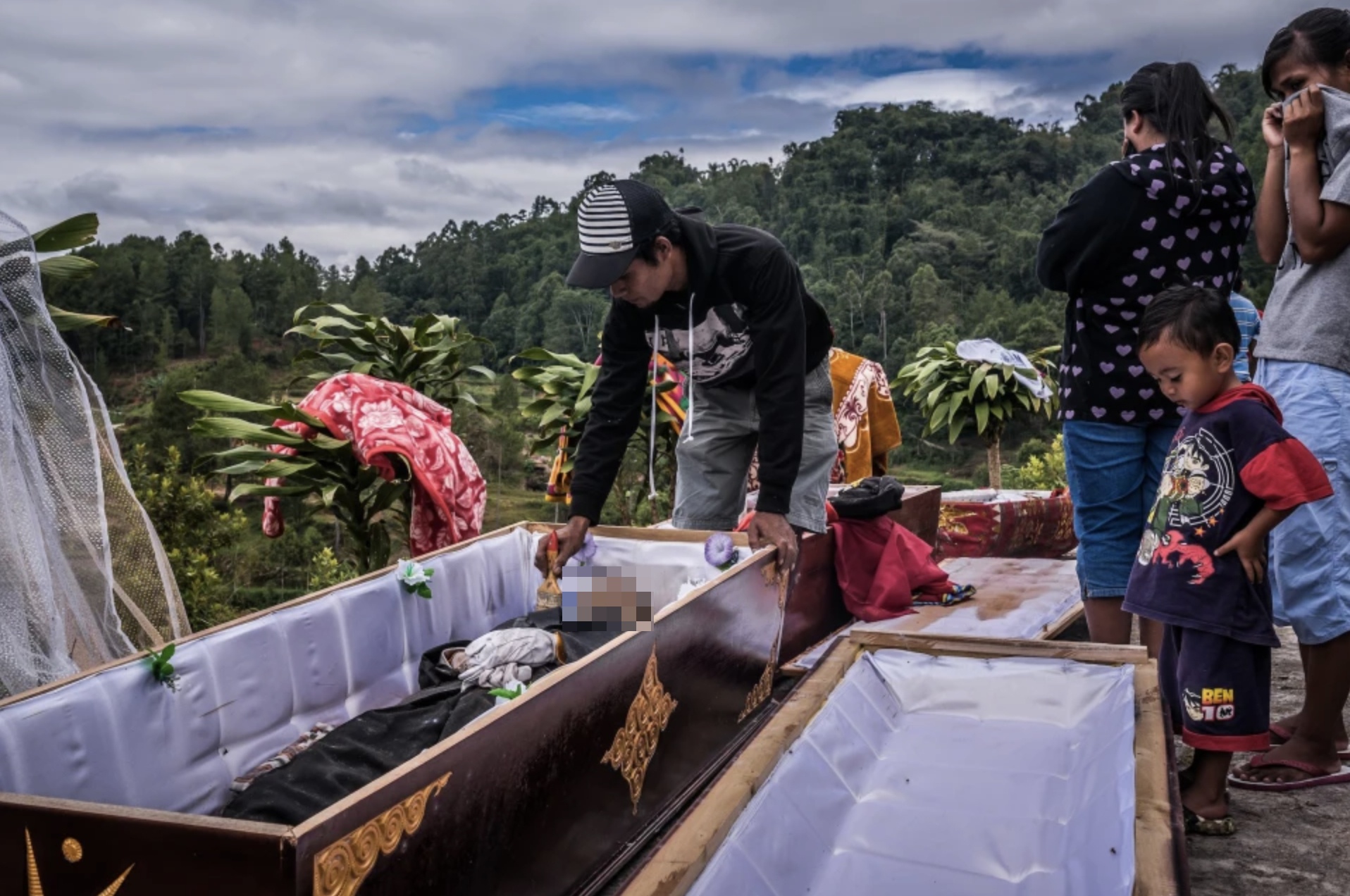 Người Toraja tin rằng, người sống v&agrave; người đ&atilde; khuất vẫn c&oacute; kết nối rất s&acirc;u rộng trong thế giới t&acirc;m linh. Với họ, nếu tinh thần tổ ti&ecirc;n kh&ocirc;ng vui th&igrave; m&ugrave;a m&agrave;ng năm sau sẽ thất b&aacute;t. Vậy n&ecirc;n họ rất ch&uacute; trọng đến việc tổ chức tang lễ cũng như bốc mộ người th&acirc;n.