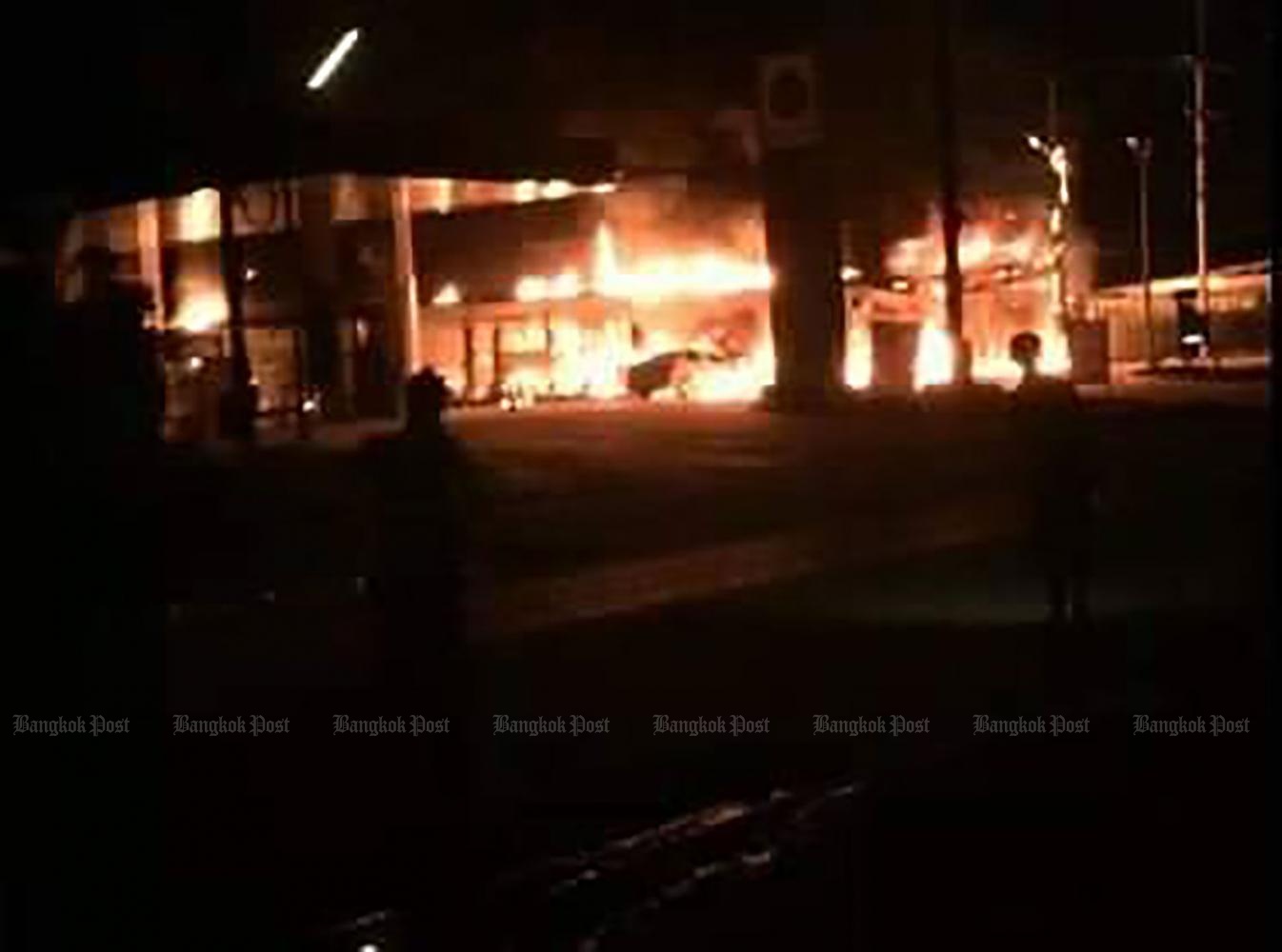 Theo cảnh s&aacute;t v&agrave; qu&acirc;n đội, c&aacute;c vụ tấn c&ocirc;ng bằng bom v&agrave; ph&oacute;ng hỏa xảy ra từ nửa đ&ecirc;m 16/8 đến s&aacute;ng 17/8.