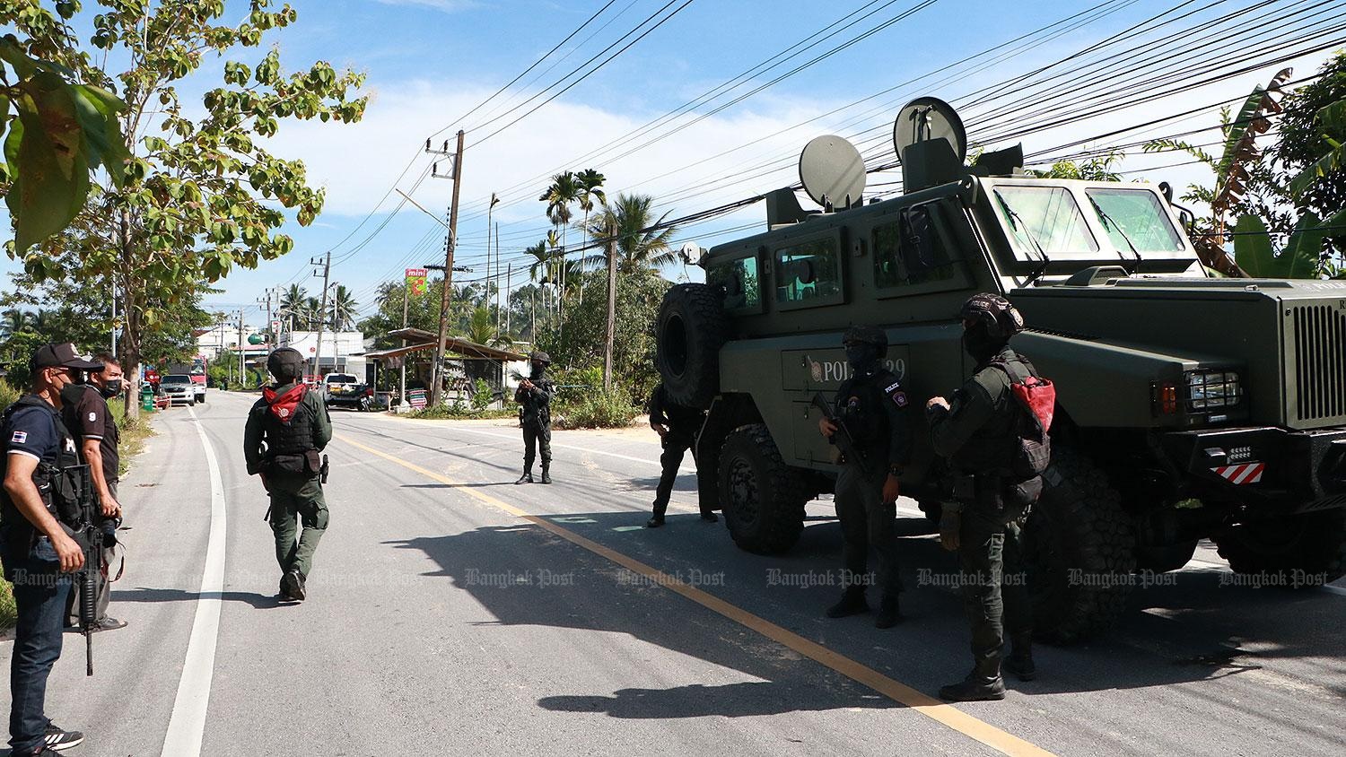 Cảnh s&aacute;t v&agrave; qu&acirc;n đội Th&aacute;i Lan c&oacute; mặt tại hiện trường.