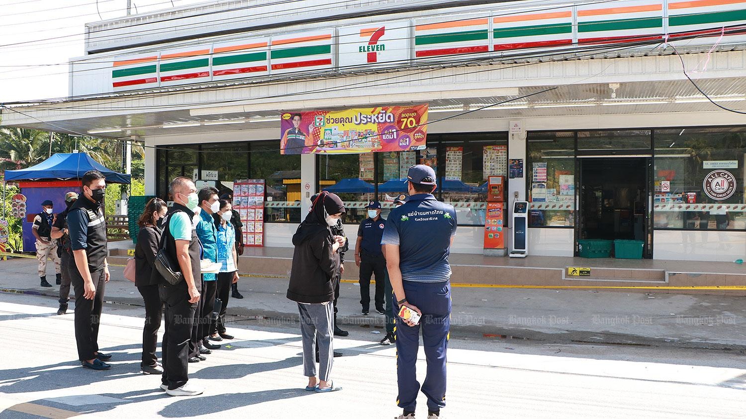 Theo cảnh s&aacute;t địa phương, tại quận Bannang Sata, khoảng nửa đ&ecirc;m, c&oacute; 4 người đi 2 chiếc m&ocirc; t&ocirc; tới cửa h&agrave;ng tiện lợi 7-Eleven v&agrave; n&eacute;m một quả bom ch&aacute;y g&acirc;y hỏa hoạn.