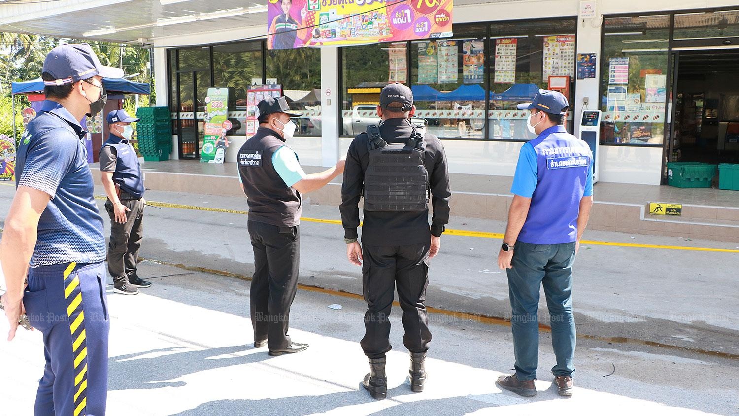 Khi tất cả nh&acirc;n vi&ecirc;n ra ngo&agrave;i, khoảng 10 ph&uacute;t sau, một quả bom trong t&uacute;i của người n&agrave;y ph&aacute;t nổ ph&aacute; tan cửa h&agrave;ng nhưng kh&ocirc;ng g&acirc;y thương vong, cũng theo lời điều tra vi&ecirc;n n&agrave;y.