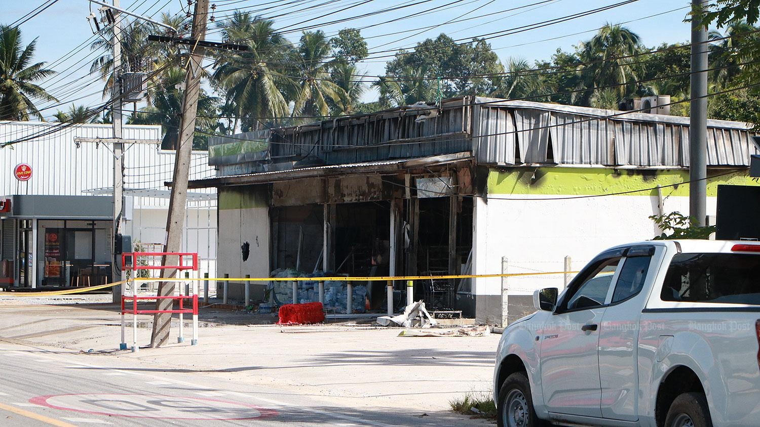 C&ograve;n tại quận Yaha, th&agrave;nh phố Yala, theo cảnh s&aacute;t th&agrave;nh phố, khoảng gần 12 giờ đ&ecirc;m qua, c&oacute; một người đ&agrave;n &ocirc;ng đeo khẩu trang v&agrave; mặc quần &aacute;o kiểu Hồi gi&aacute;o của nữ bước v&agrave;o một cửa h&agrave;ng tiện lợi, y&ecirc;u cầu tất cả nh&acirc;n vi&ecirc;n b&ecirc;n trong ra ngo&agrave;i nếu kh&ocirc;ng muốn chết.