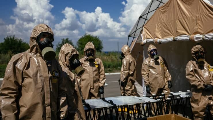 Năm đ&oacute;, một l&ograve; phản ứng tại nh&agrave; m&aacute;y Chernobyl ph&aacute;t nổ l&agrave;m lượng lớn vật liệu ph&oacute;ng xạ tho&aacute;t ra m&ocirc;i trường, khiến hơn 100.000 người d&acirc;n sống trong khu vực l&acirc;n cận phải sơ t&aacute;n. Tới nay, đ&acirc;y vẫn l&agrave; sự cố hạt nh&acirc;n tồi tệ nhất thế giới.