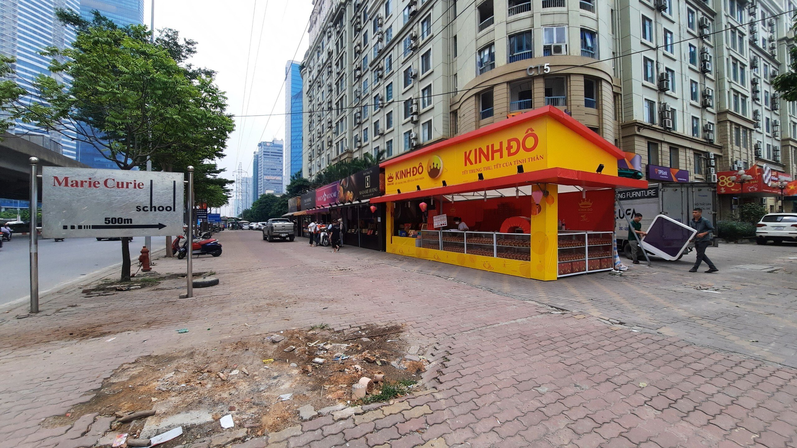 Tại đường Phạm Hùng (quận Nam Từ Liêm), PV cũng ghi nhận tình trạng vỉa hè bị biến thành điểm bày bán bánh Trung thu.