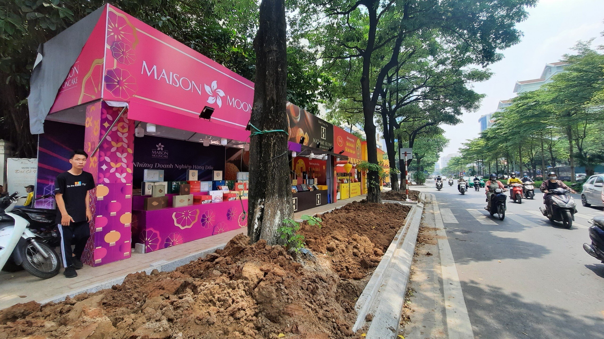 Sáng ngày 19/8, trên đường Đào Tấn (quận Ba Đình), các quầy bán bánh Trung thu san sát cạnh nhau chiếm kín vỉa hè.