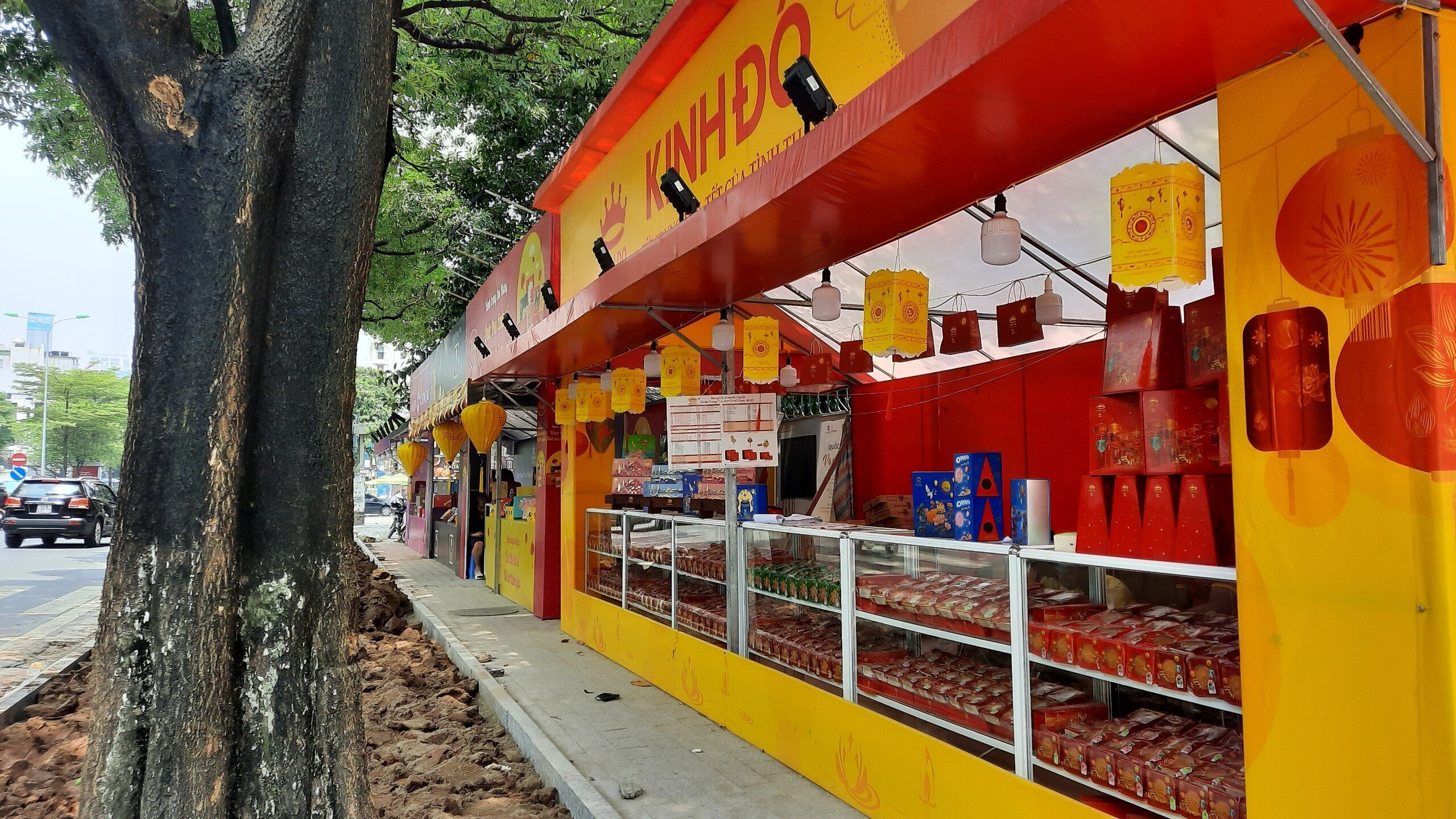 Trao đổi với PV Báo Giao thông, lãnh đạo Đội TTGT quận Ba Đình cho biết, những điểm bày bán bánh Trung thu này đã được cấp phép hoạt động tạm thời ở đây.