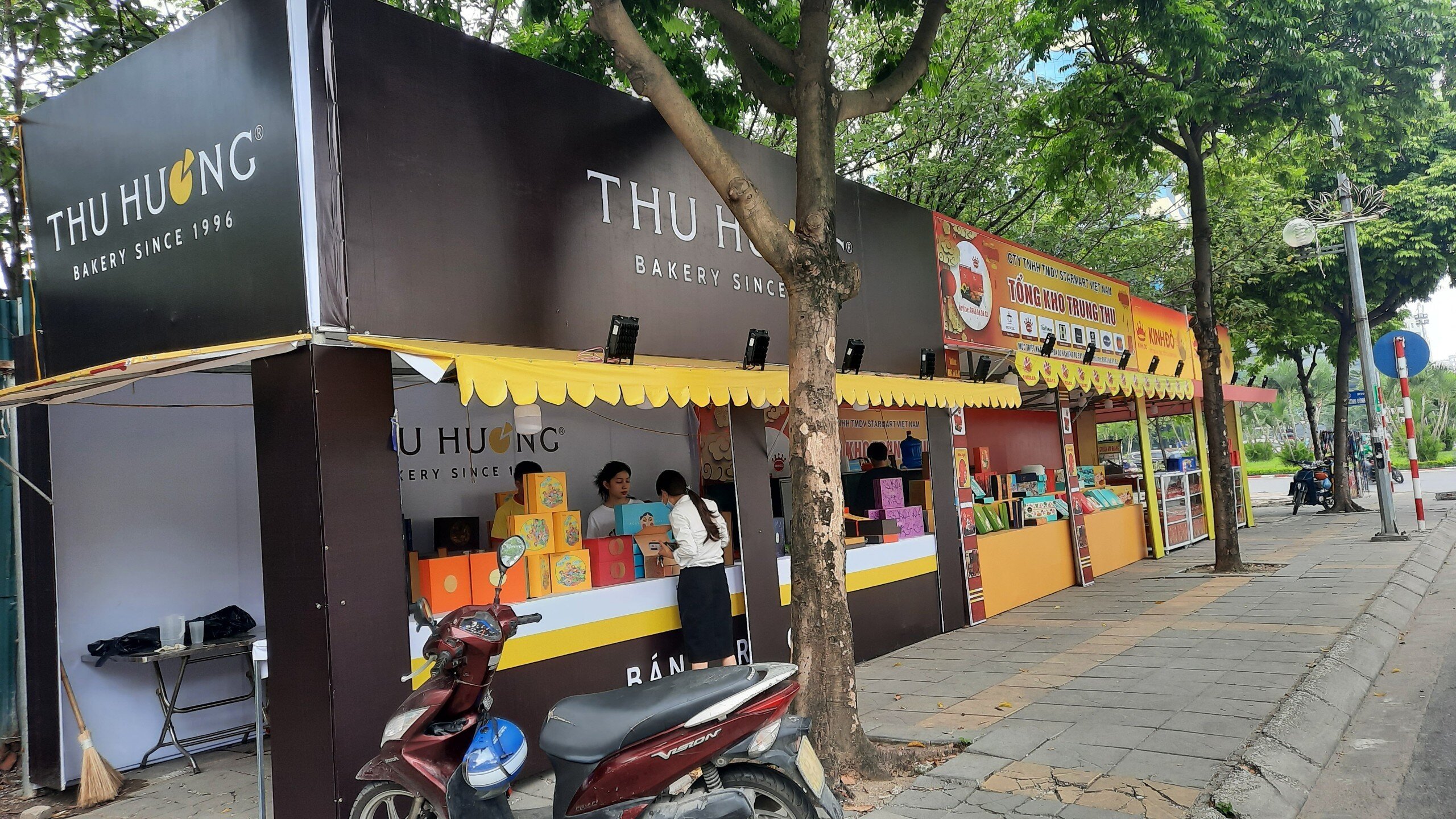 Tại đường Trung Kính (quận Cầu Giấy) cũng san sát những gian hàng bày bán bánh Trung thu lấn chiếm vỉa hè.