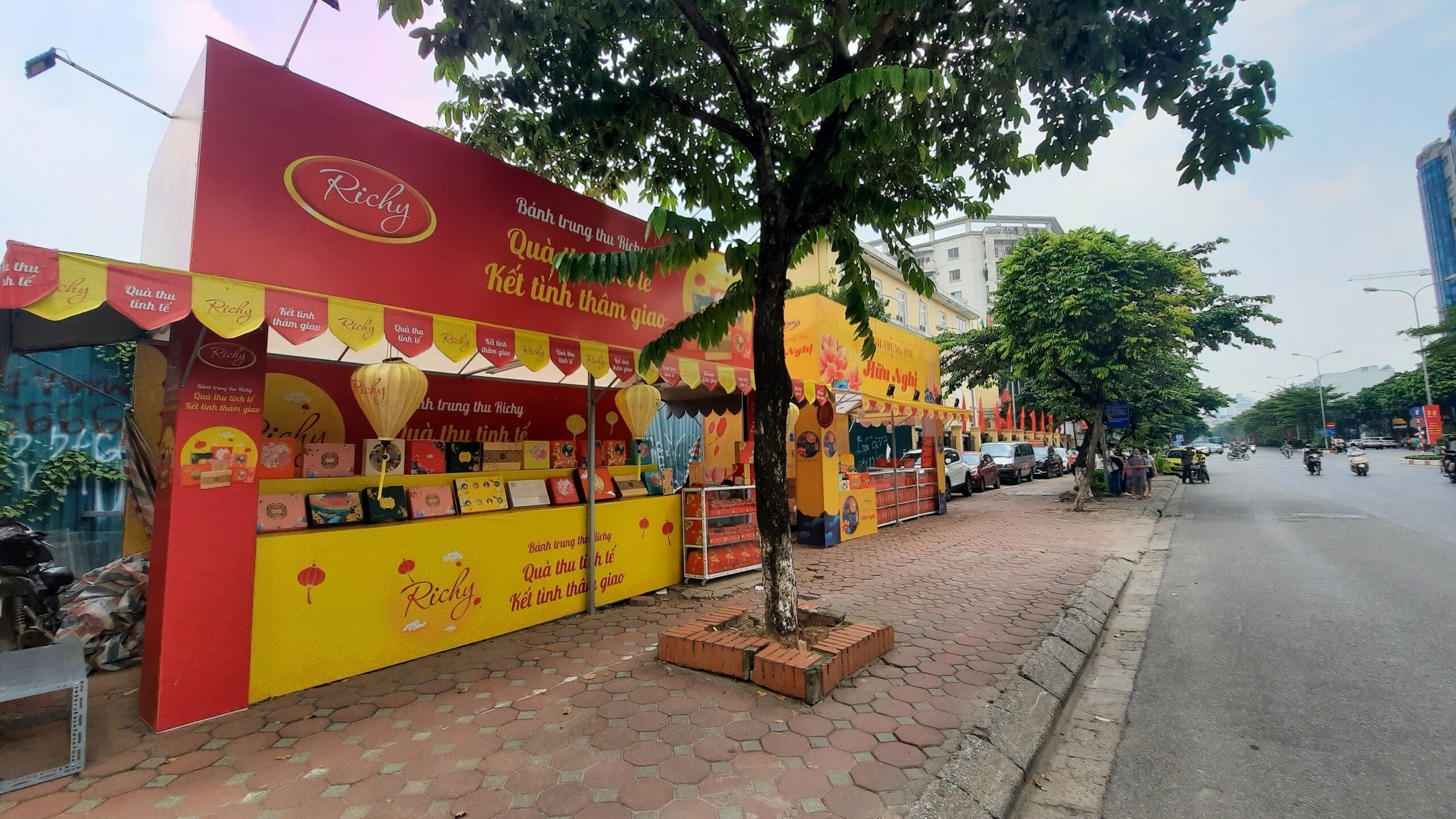 Tại đường Trần Thái Tông (phường Dịch Vọng Hậu, quận Cầu Giấy) cũng xuất hiện hàng loạt điểm trưng bày và bán bánh Trung thu trên vỉa hè.