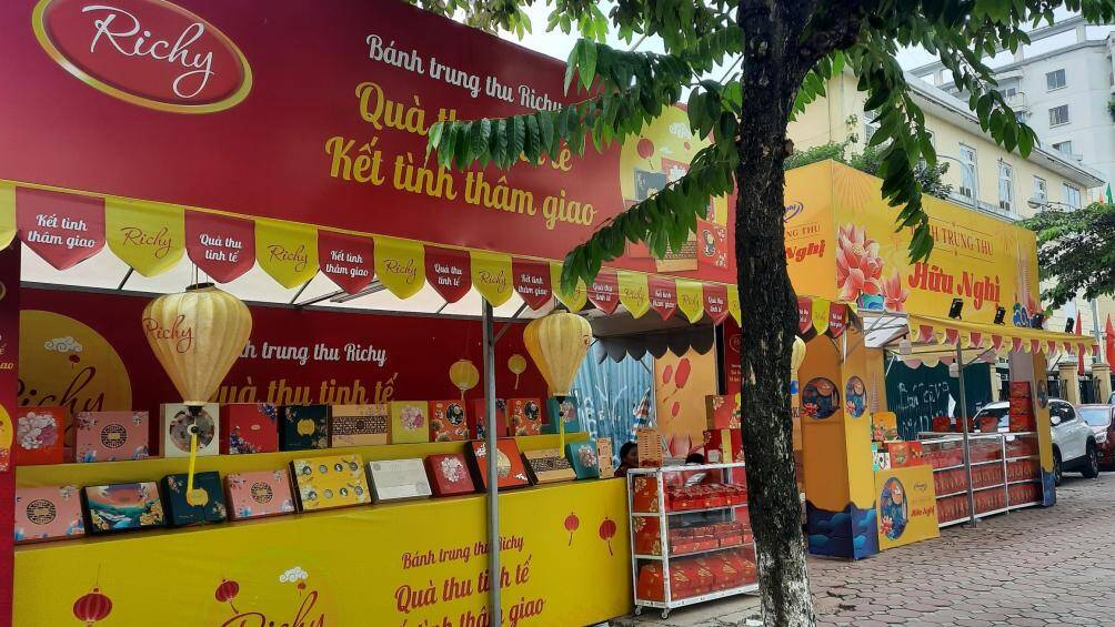 Các quầy bán bánh ở đây nằm sát UBND phường Dịch Vọng Hậu, quận Cầu Giấy.