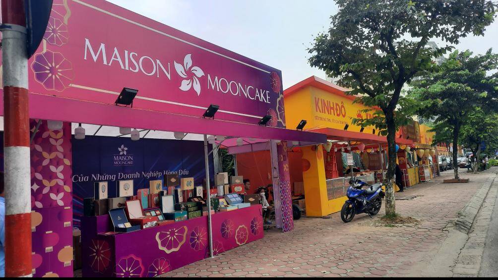 Theo Nghị định 100/2019/NĐ-CP, sẽ phạt tiền từ 2 - 3 triệu đồng đối với cá nhân, từ 4 - 6 triệu đồng đối với tổ chức thực hiện hành vi vi phạm: Sử dụng trái phép lòng đường đô thị, hè phố để: Họp chợ; kinh doanh dịch vụ ăn uống; bày, bán hàng hóa.