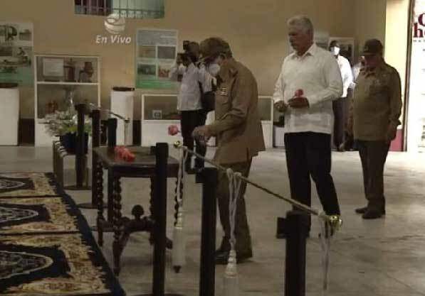 Đại tướng Ra&uacute;l Castro v&agrave; Chủ tịch Cuba Miguel D&iacute;az-Canel c&oacute; mặt tại Bảo t&agrave;ng, đặt hoa tưởng niệm những người l&iacute;nh đ&atilde; hy sinh t&iacute;nh mạng v&igrave; đất nước.
