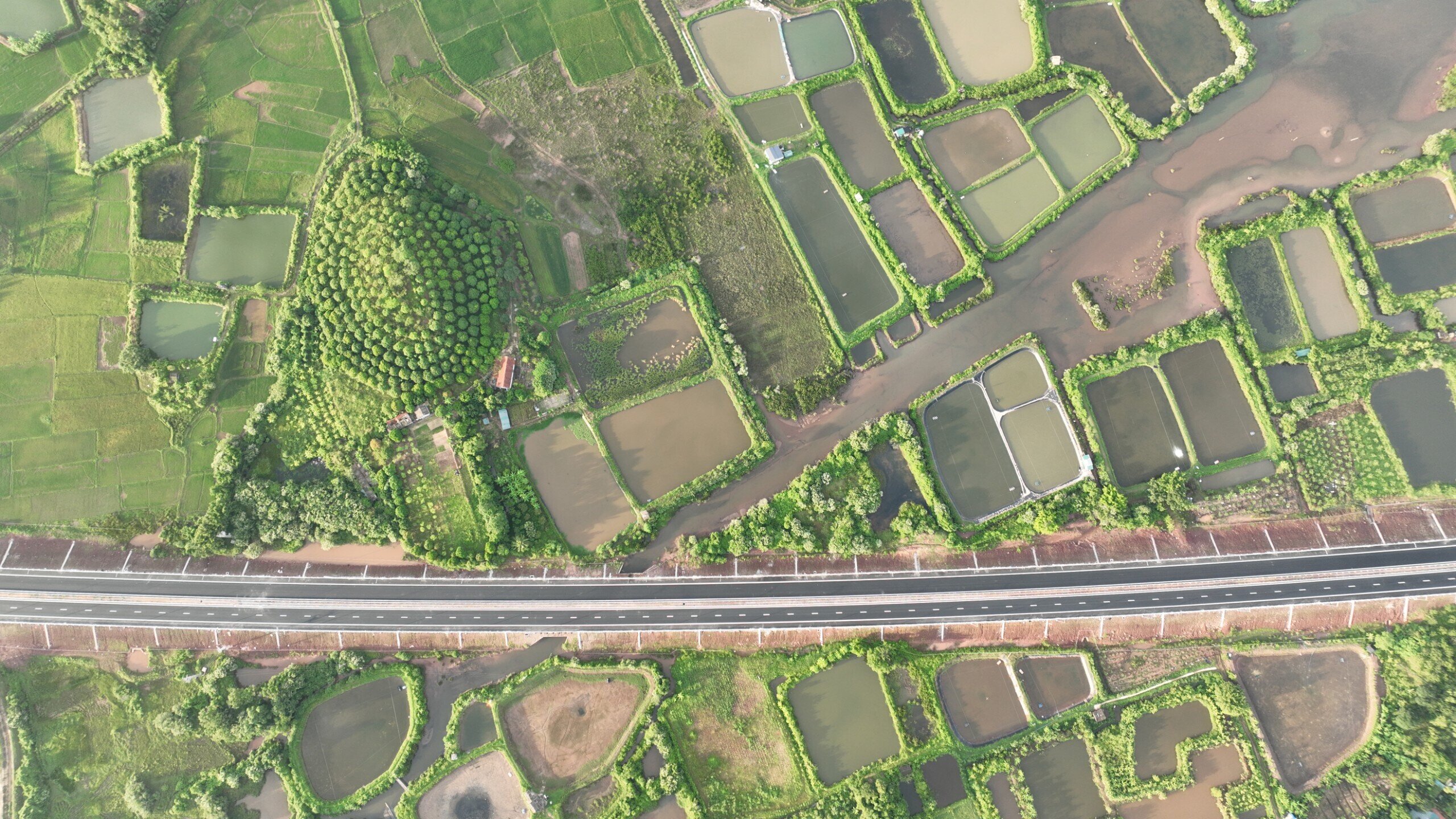 To&agrave;n bộ tuyến cao tốc dọc tỉnh Quảng Ninh k&eacute;o d&agrave;i từ cầu Bạch Đằng đến cửa khẩu quốc tế M&oacute;ng C&aacute;i được ho&agrave;n thiện. Đ&acirc;y cũng l&agrave; tuyến cao tốc ven biển duy nhất kết nối trực tiếp, đồng bộ tới cả 3 khu kinh tế (KKT) gồm: KKT ven biển Quảng Y&ecirc;n, KKT V&acirc;n Đồn v&agrave; KKT cửa khẩu M&oacute;ng C&aacute;i.