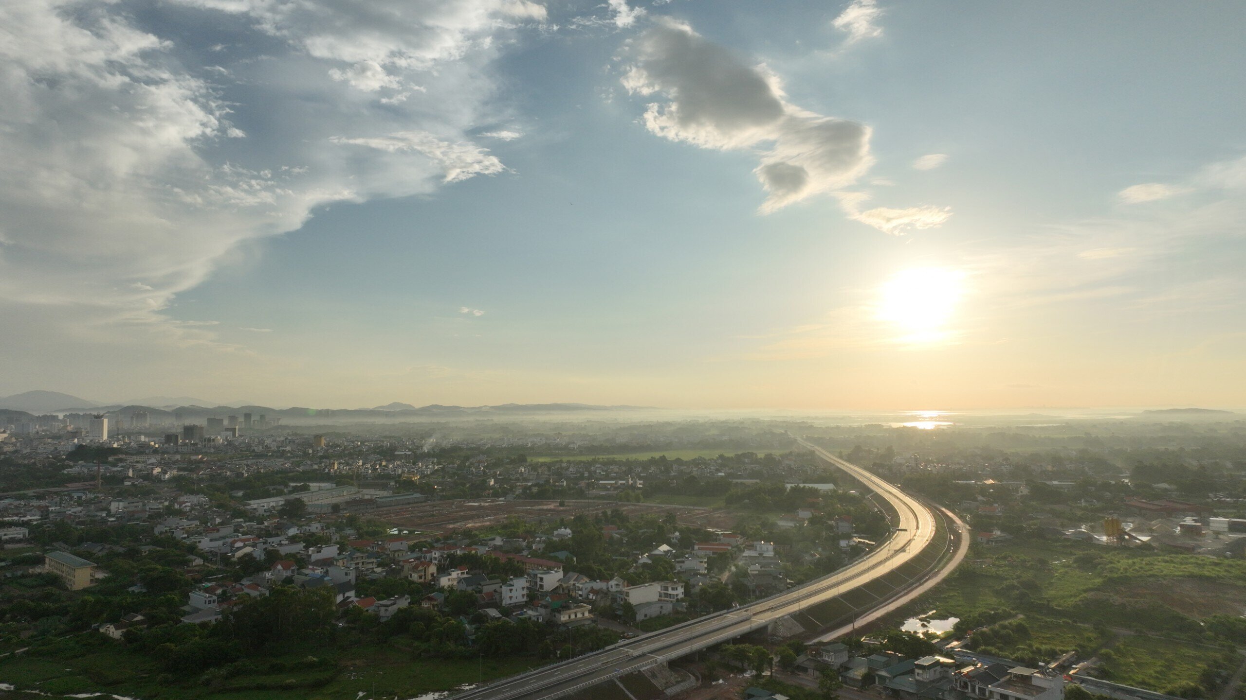 Cao tốc V&acirc;n Đồn - M&oacute;ng C&aacute;i đi v&agrave;o hoạt động sẽ ho&agrave;n thiện tuyến cao tốc từ L&agrave;o Cai đi qua H&agrave; Nội, Hải Ph&ograve;ng đến TP M&oacute;ng C&aacute;i, tạo th&agrave;nh tuyến cao tốc liền mạch d&agrave;i nhất Việt Nam với chiều d&agrave;i l&ecirc;n đến gần 600km. .