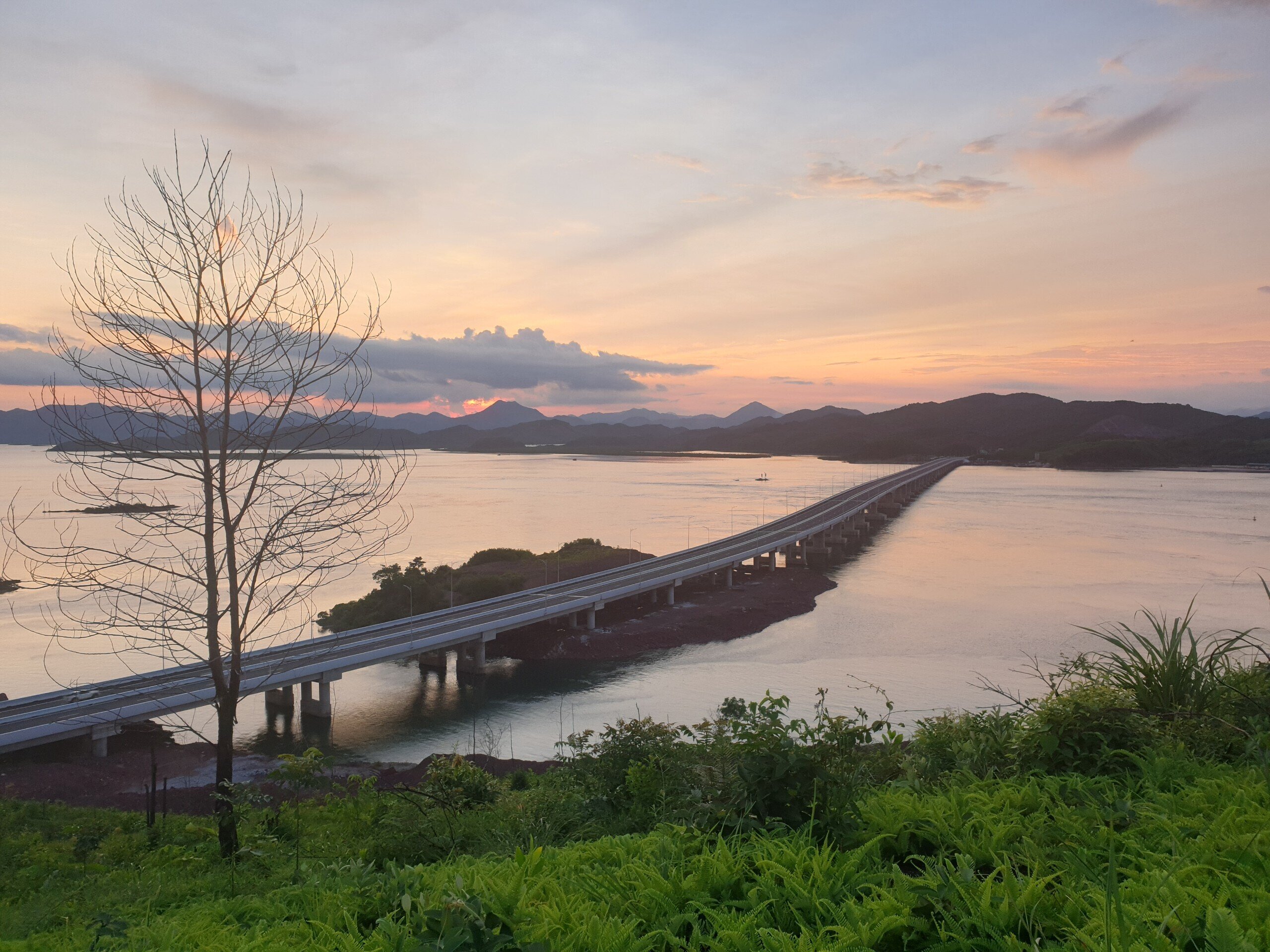 Cầu V&acirc;n Ti&ecirc;n l&agrave; c&acirc;y cầu vượt biển d&agrave;i nhất tỉnh Quảng Ninh với chiều d&agrave;i 1.515m.