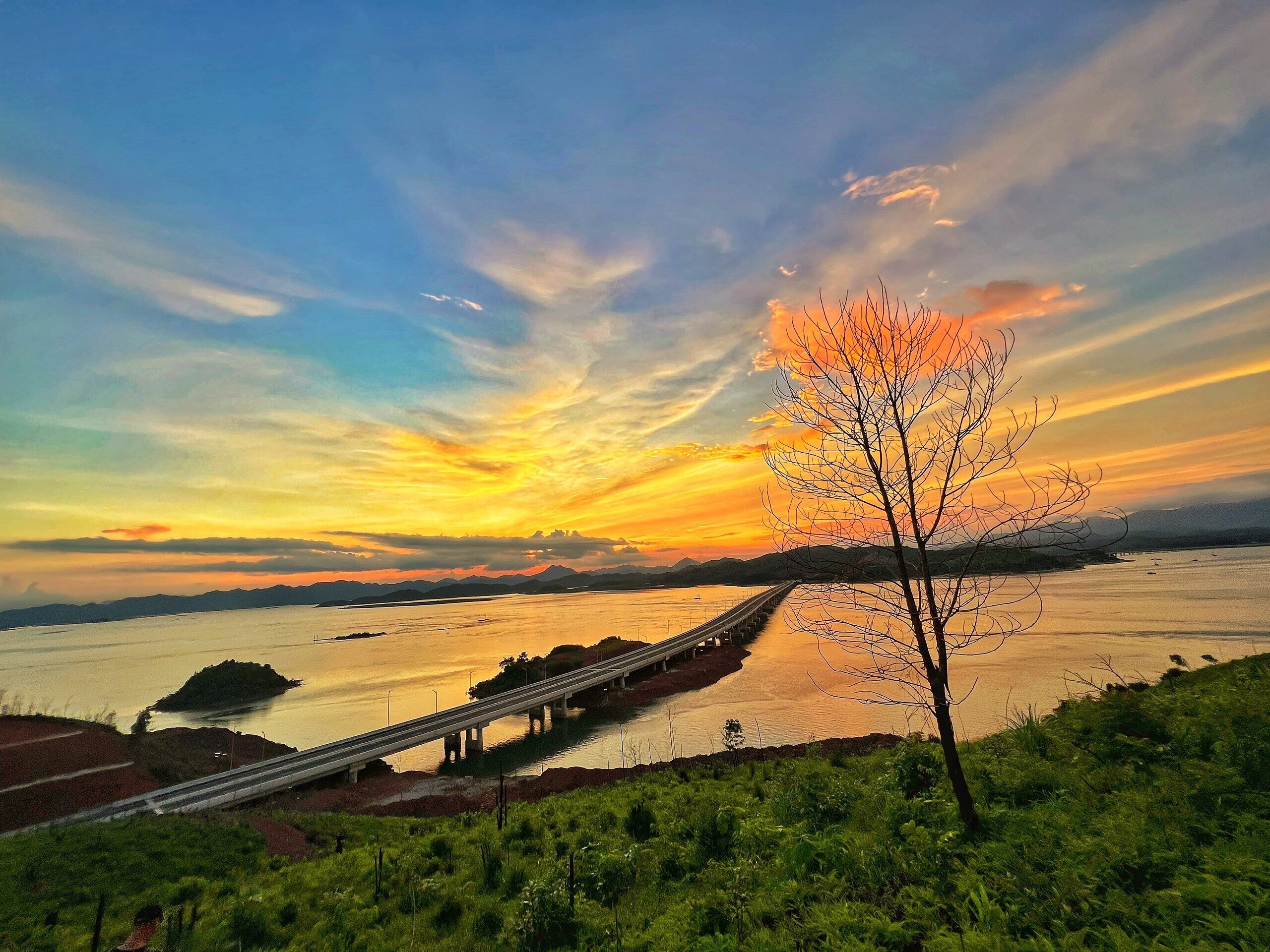 Đ&acirc;y cũng l&agrave; một trong những tuyến cao tốc sở hữu nhiều c&acirc;y cầu vượt biển, vượt s&ocirc;ng suối nhất với tổng số 32 c&acirc;y cầu tr&ecirc;n tuyến ch&iacute;nh với tổng chiều d&agrave;i l&agrave; hơn 7,9km (chiếm 10% tổng chiều d&agrave;i tuyến).