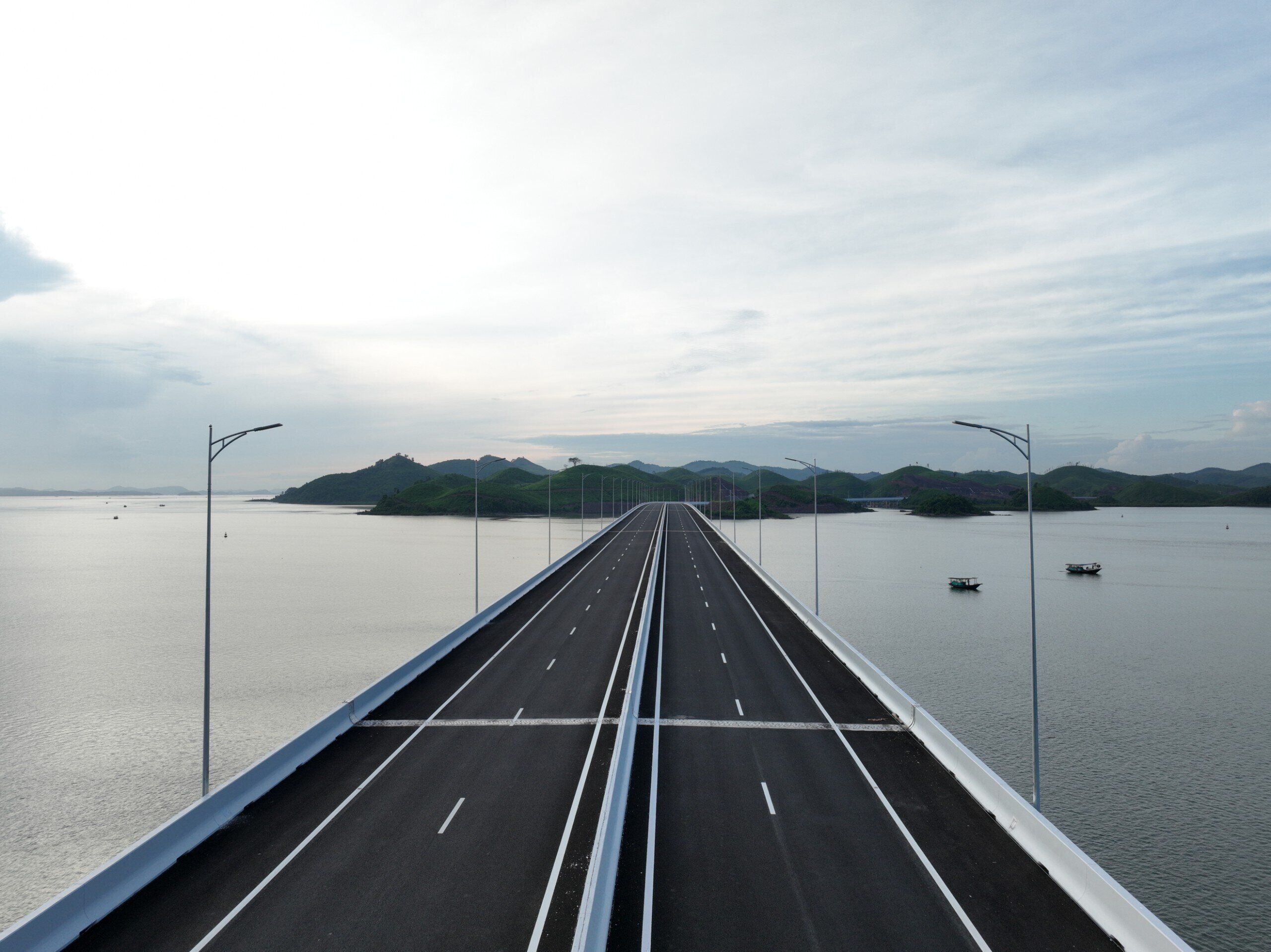 Đến thời điểm hiện tại, c&aacute;c hạng mục như hệ thống ATGT, dải ph&acirc;n c&aacute;ch, lan can, hạng mục phụ trợ... đ&atilde; cơ bản ho&agrave;n th&agrave;nh.