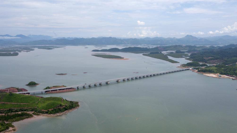 Trong đ&oacute;, ri&ecirc;ng. tuyến cao tốc li&ecirc;n tỉnh Hải Ph&ograve;ng - Quảng Ninh d&agrave;i nhất Việt Nam với gần 176km, r&uacute;t ngắn thời gian di chuyển từ H&agrave; Nội đi M&oacute;ng C&aacute;i chỉ c&ograve;n 3 giờ.